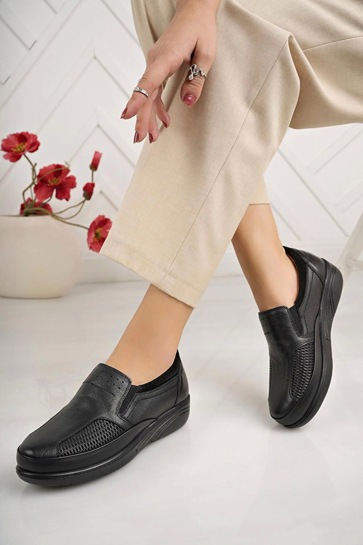 Castle Black 42631 Siyah Hakiki Deri Kemik Çıkıntı Kadın Ayakkabı