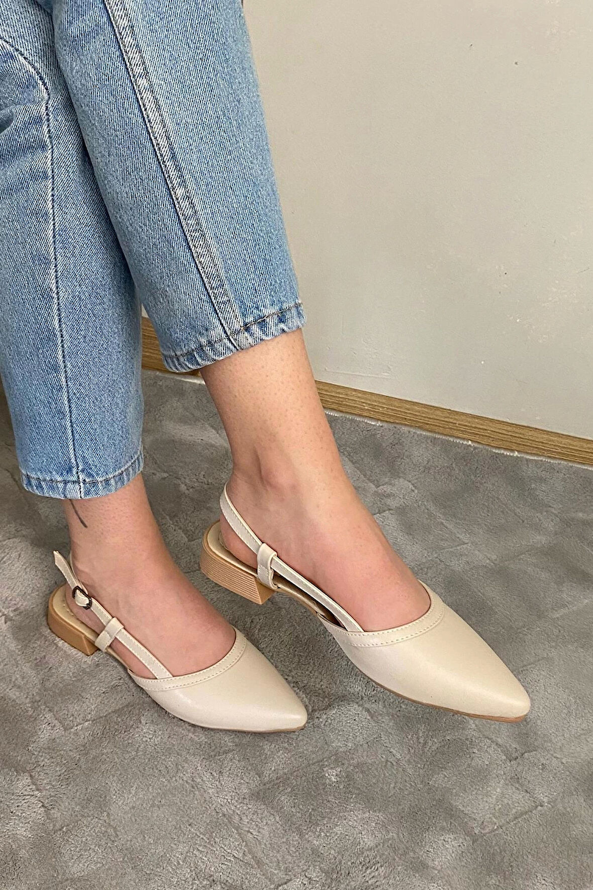 Kadın Tena Bej Cilt Arkası Acık Sivri Burun Günlük Babet