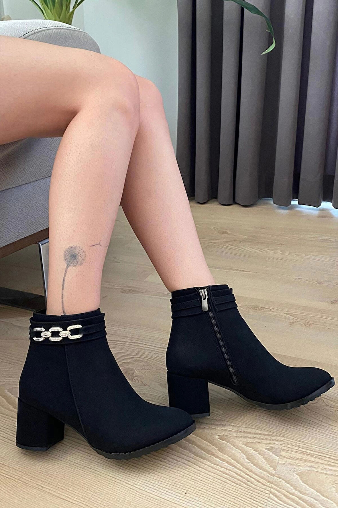 Kadın Trend Mat Siyah Zinçir Tokalı ( 6 cm ) Topuklu Oval Burun Bot