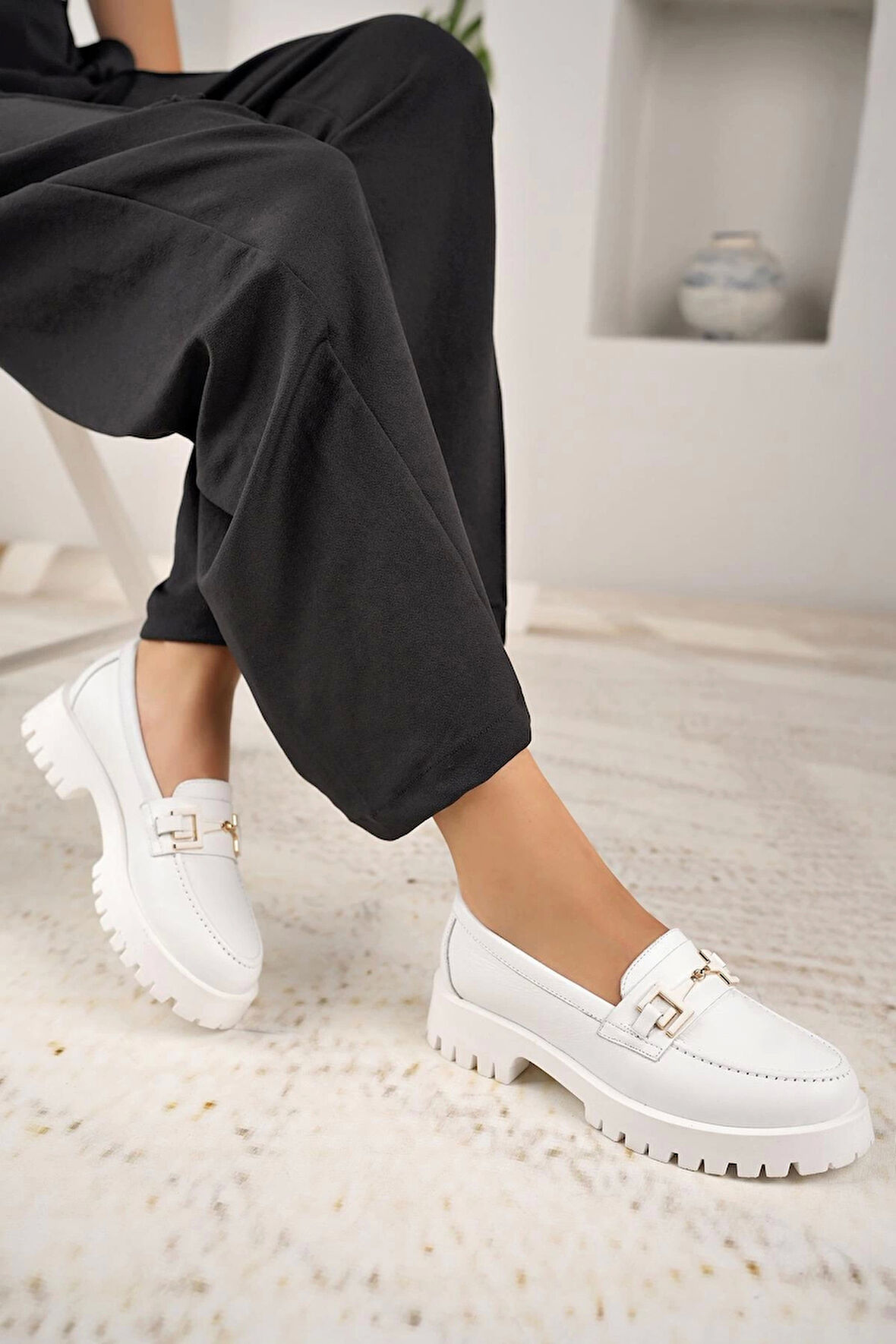 Nesil Shoes Diva 2854 Beyaz Hakiki Deri Tokalı Kadın Ayakkabı