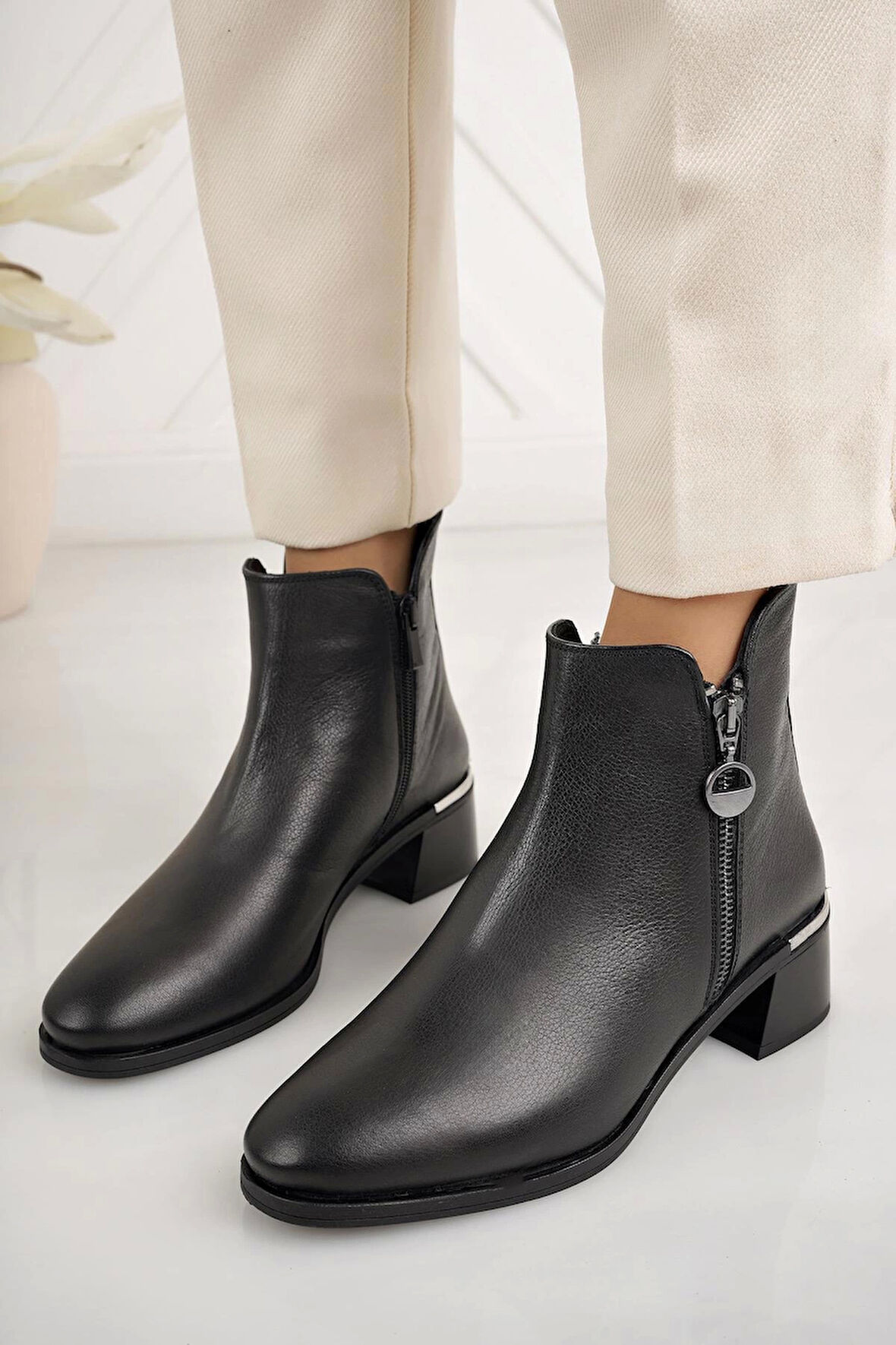 Castle Black 9780-1 Siyah Hakiki Deri Kışlık Kadın Bot