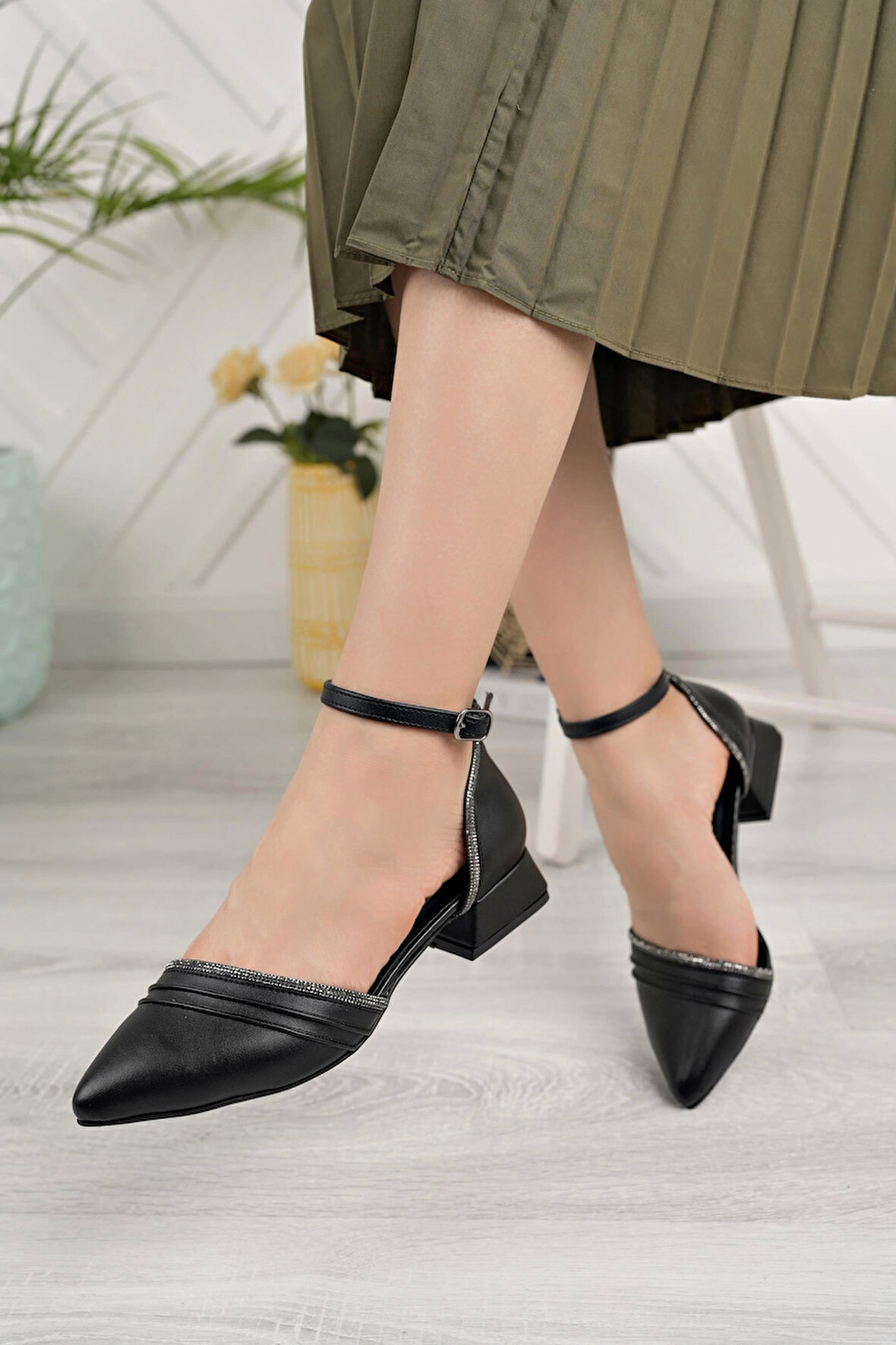 Nesil Shoes Desca 591 Siyah Yanı Açık Taş Detaylı Kadın Ayakkabı