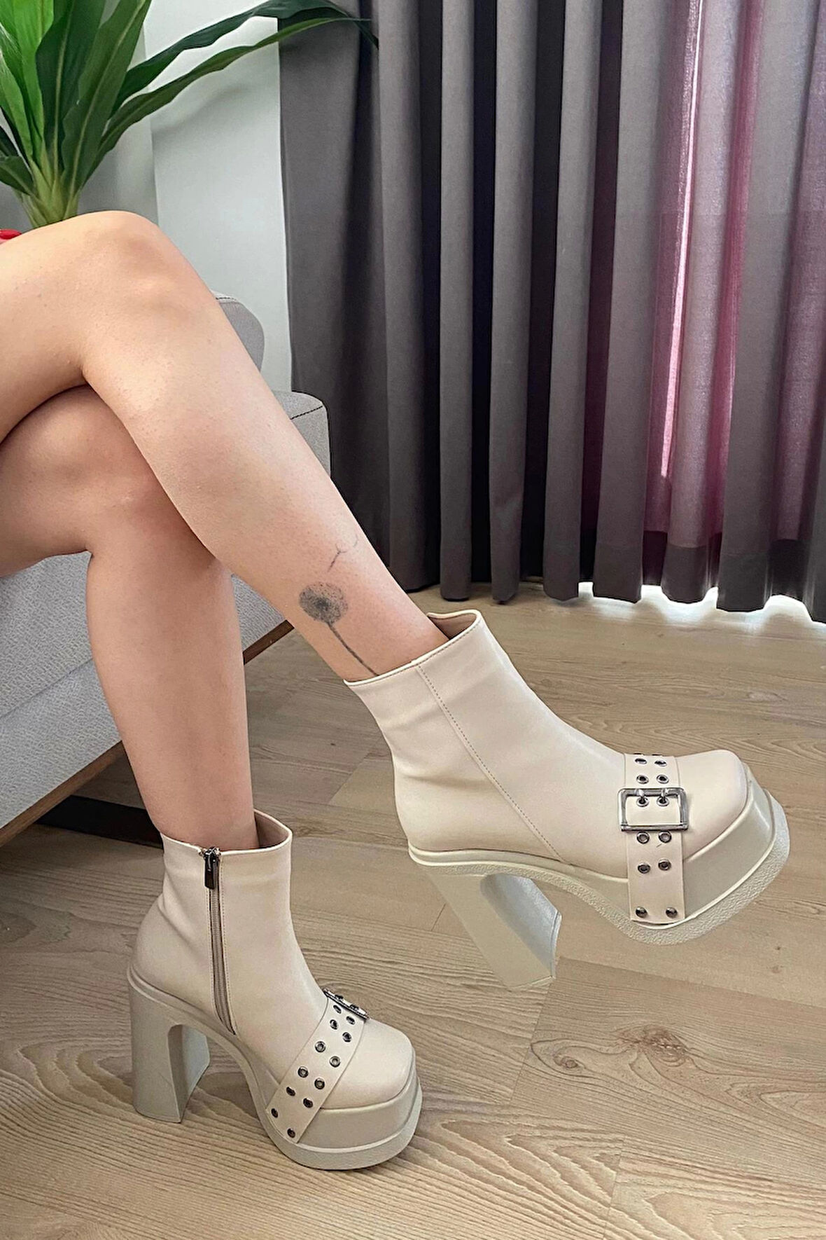 Kadın Sidney Krem Cilt Toka Detaylı 12 cm Platform Topuklu Fermuarlı Bot