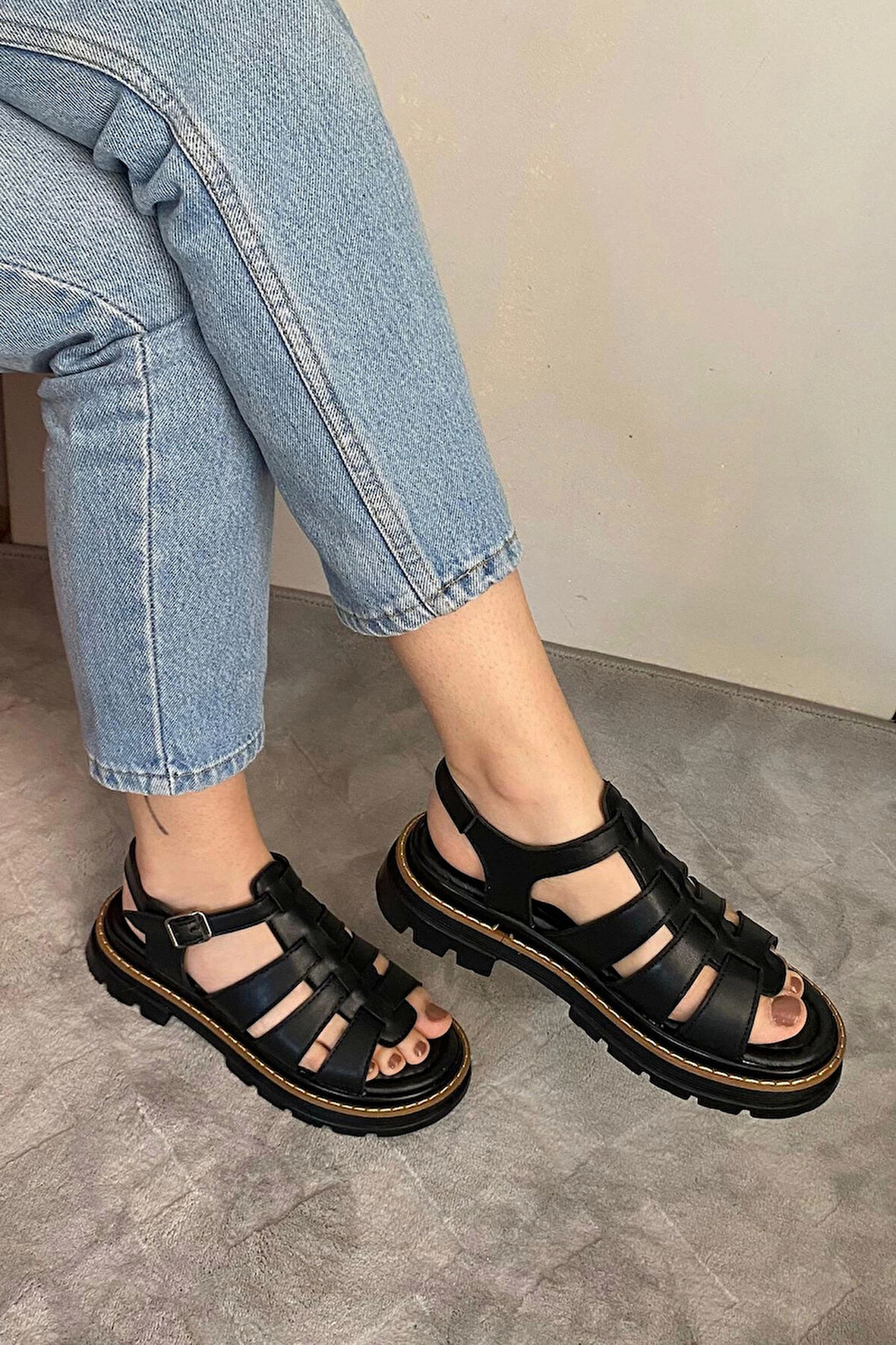Kadın Desma Siyah Kafes Model Vardola Deyatlı  Kalın Taban Ortopedik  Sandalet  K-140