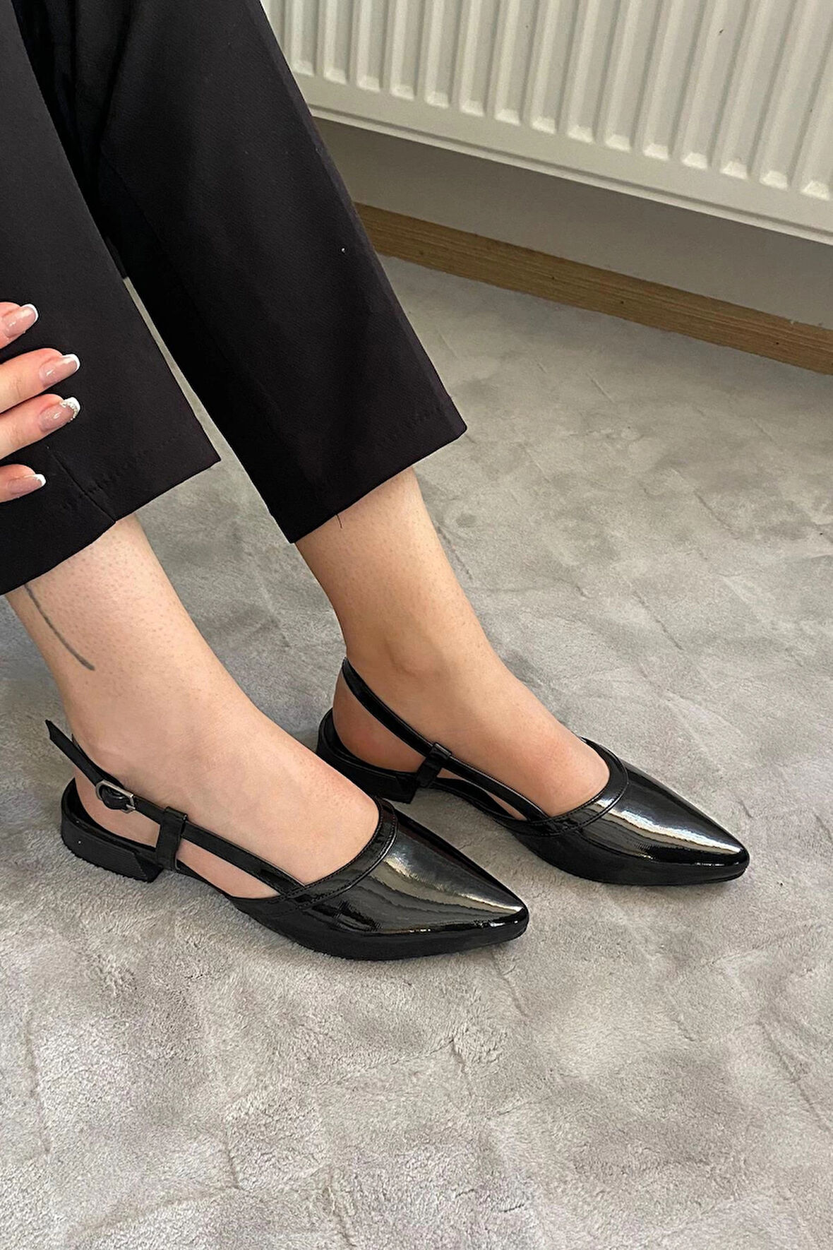 Kadın Tena Siyah Rugan Arkası Acık Sivri Burun Günlük Babet