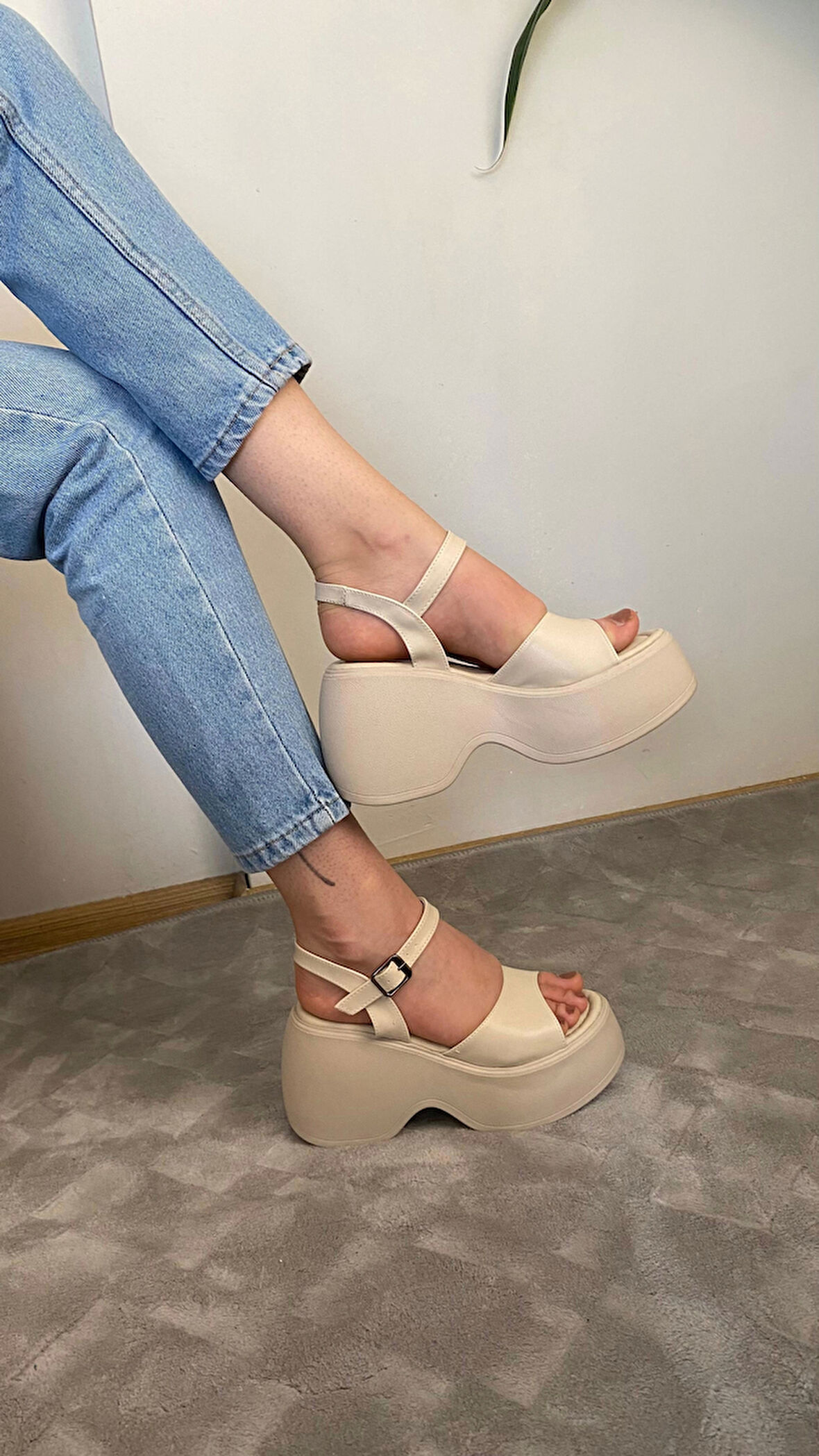 Kadın Dante Bej Tek Bantlı Kalın Taban Ortopedik  Sandalet  K-3010