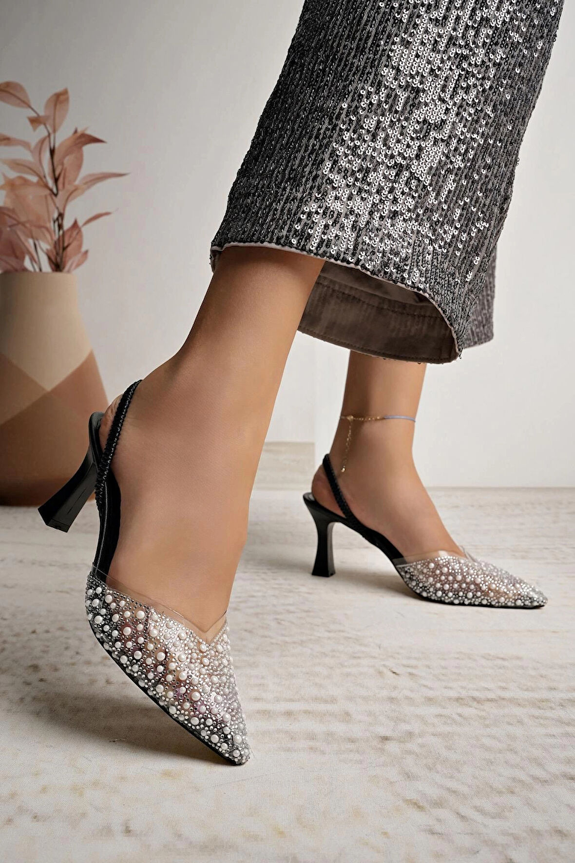 Nesil Shoes Uraz 451 Siyah İncili Lastikli Kadın Sandalet