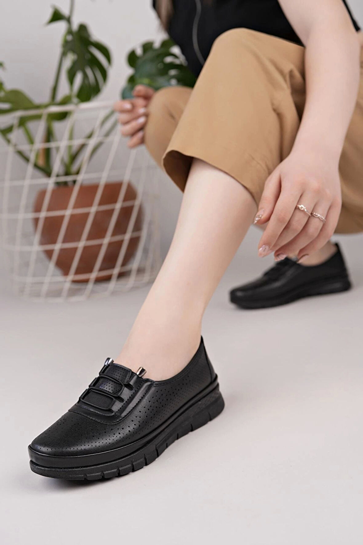 Nesil Shoes Ayzen 1042 Siyah Anatomik Delikli Kadın Ayakkabı