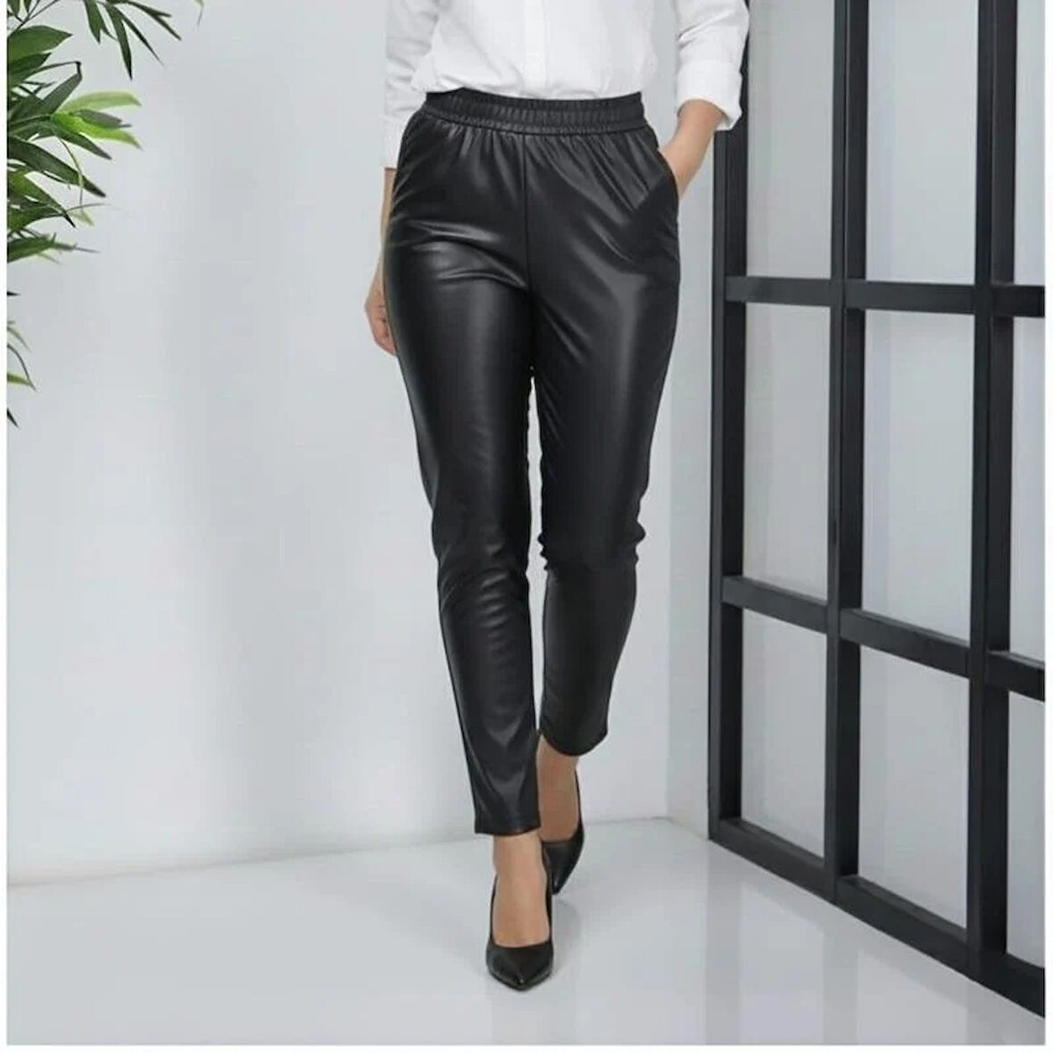 Kadın Beli Lastikli Cepli Siyah Deri Pantolon