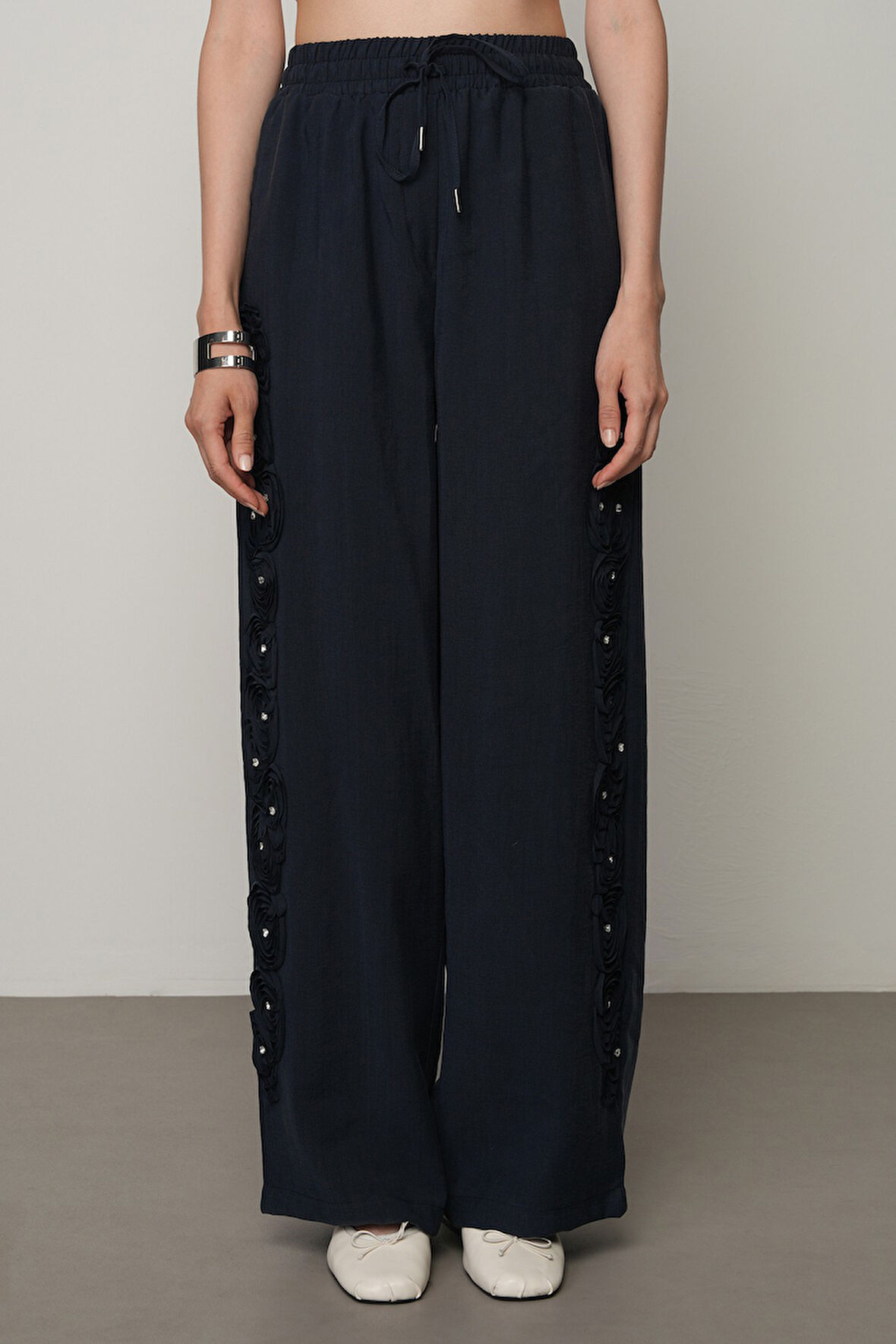 Kadın Şerit Gül Ve Taş Detaylı Düz Renk Beli Lastikli Bol Paça Pantolon