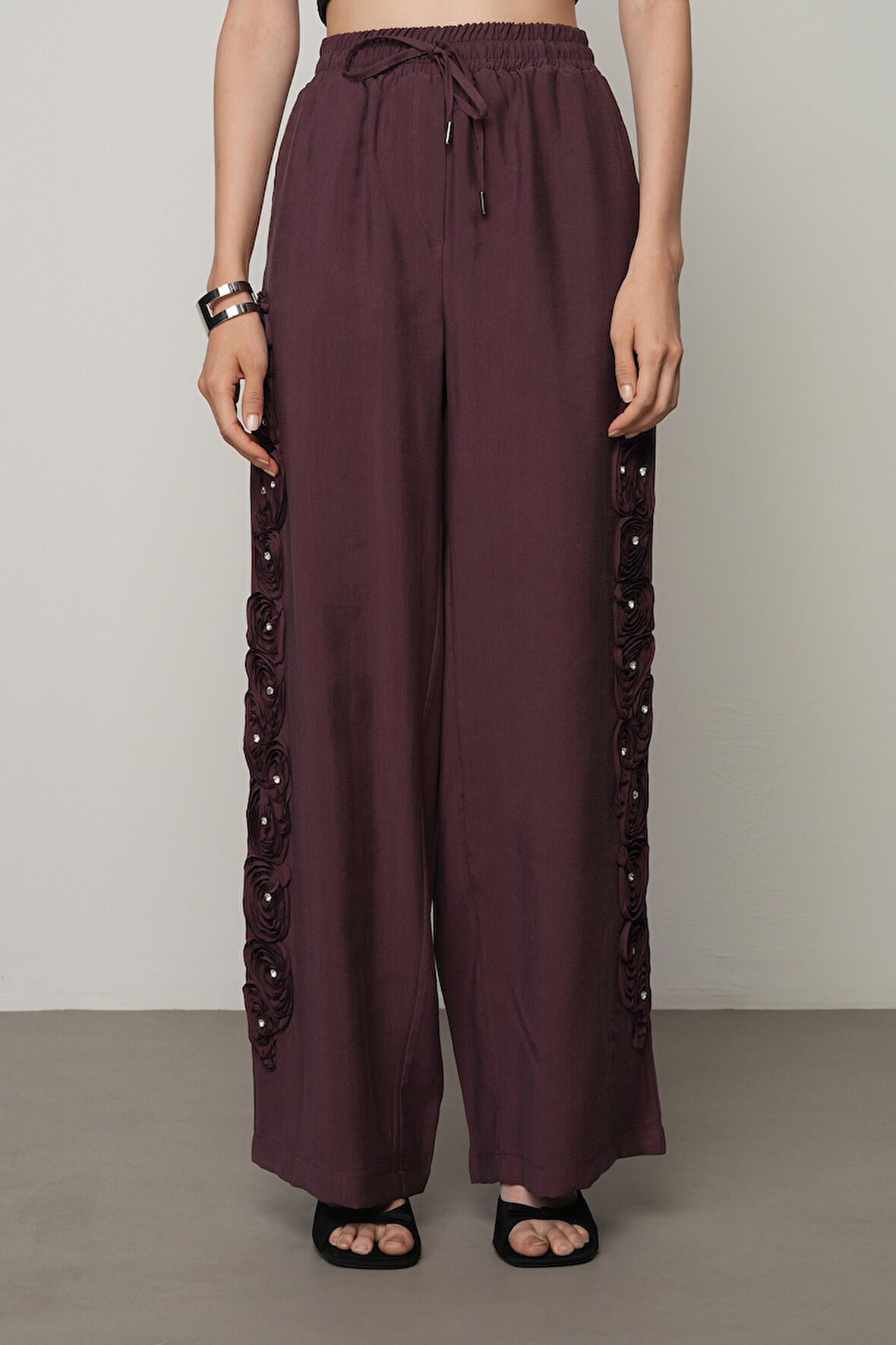 Kadın Şerit Gül Ve Taş Detaylı Düz Renk Beli Lastikli Bol Paça Pantolon