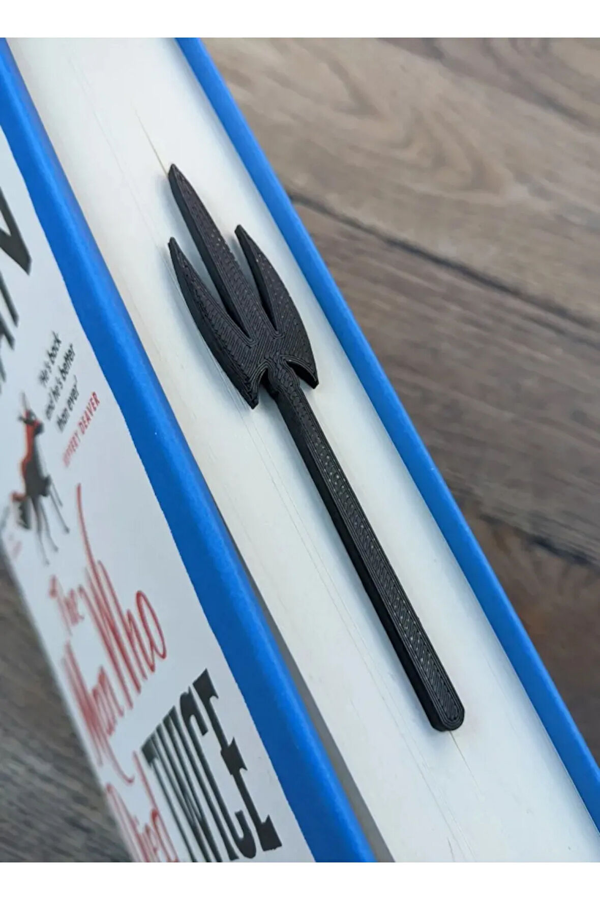 Katakuri'nin Üç Dişli Mızrağı Kitap Ayracı – Efsanevi Anime Silahı, Koleksiyonluk ve Şık Tasarım