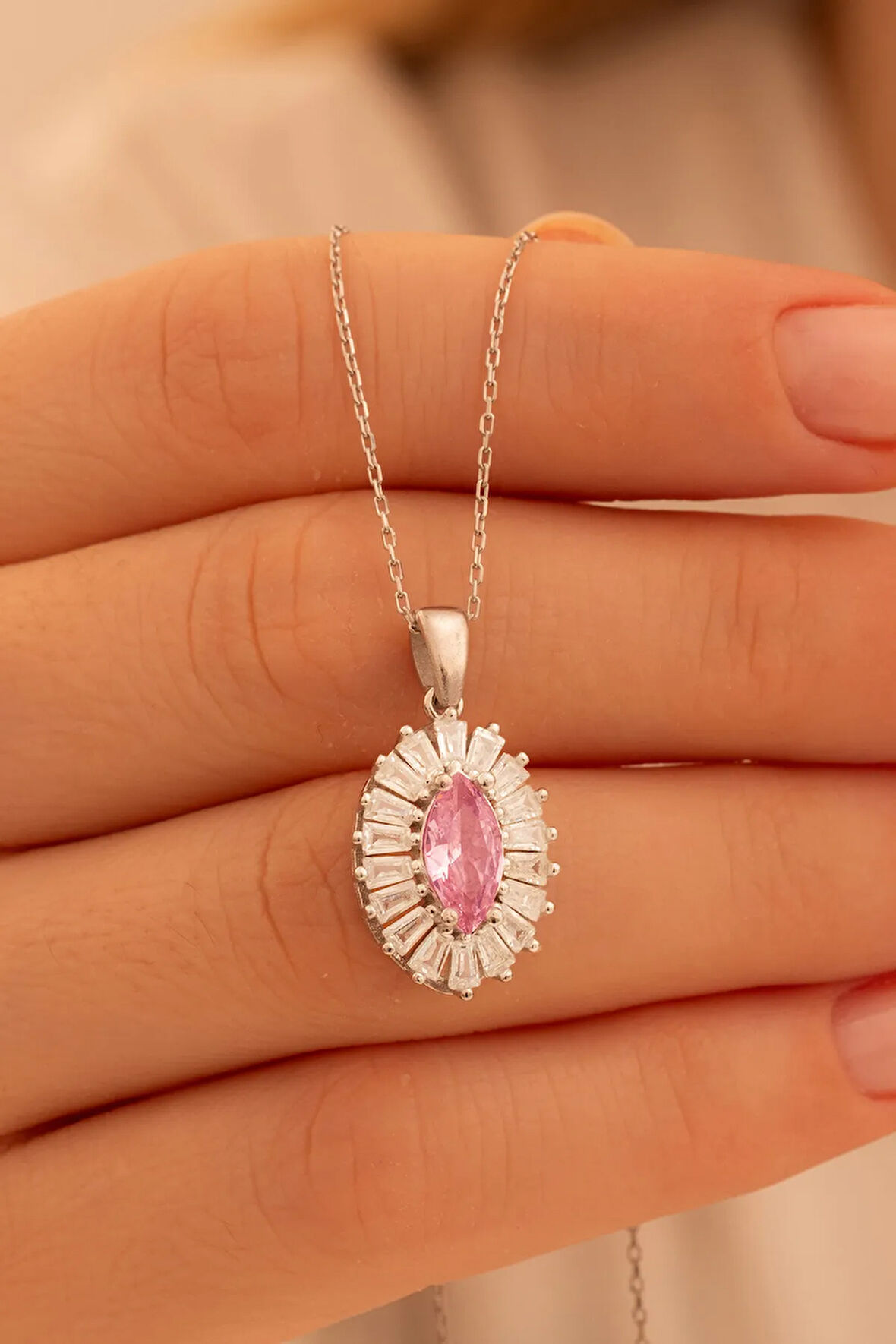 Kadın Gümüş Kolye - Mekik Model Pembe Zirkon Taşlı Baget Süslemeli Rodyumlu Kadın Kolye