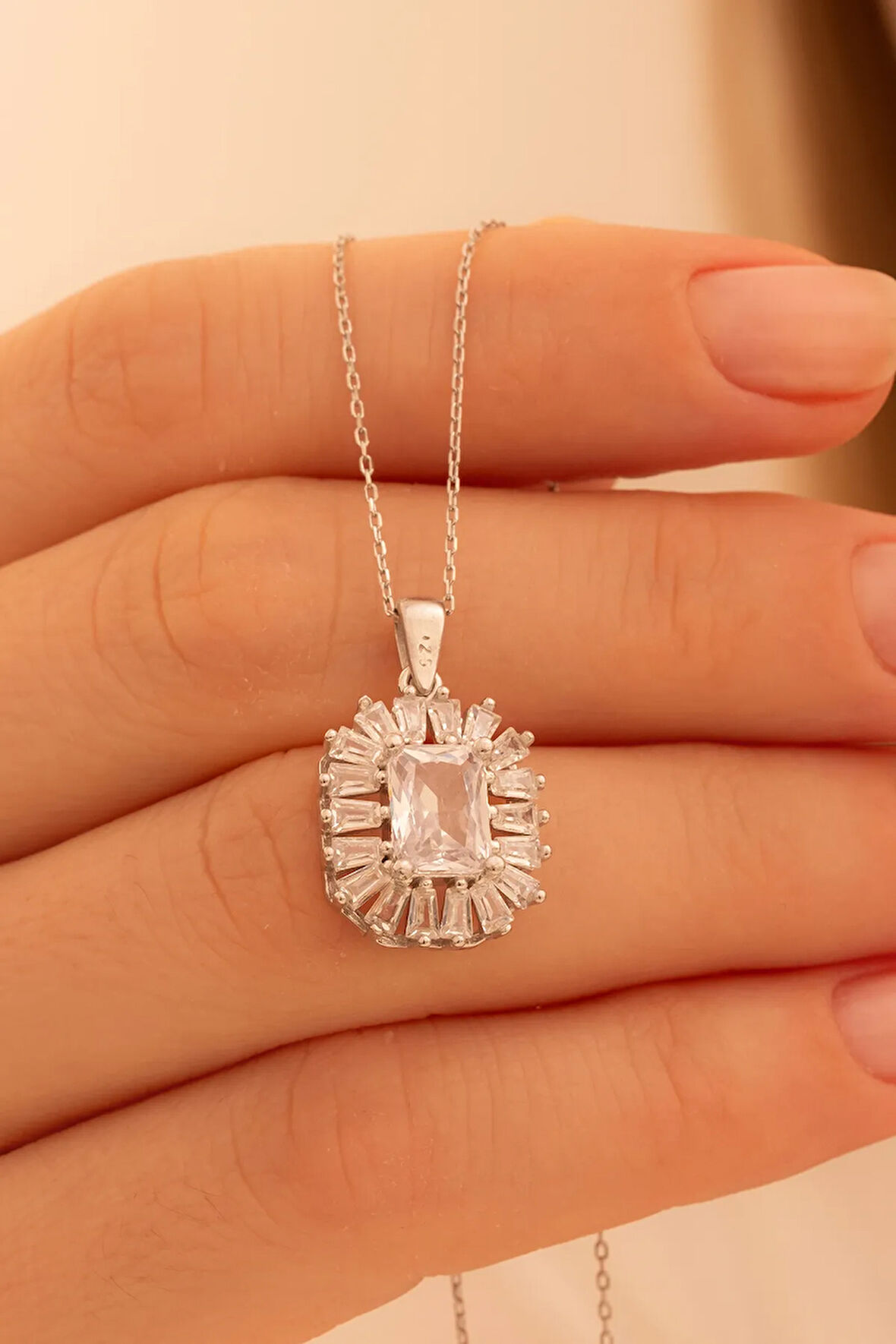 Kadın Gümüş Kolye -Kare Baget Taşlı Baget Süslemeli Rodyumlu Kadın Kolye