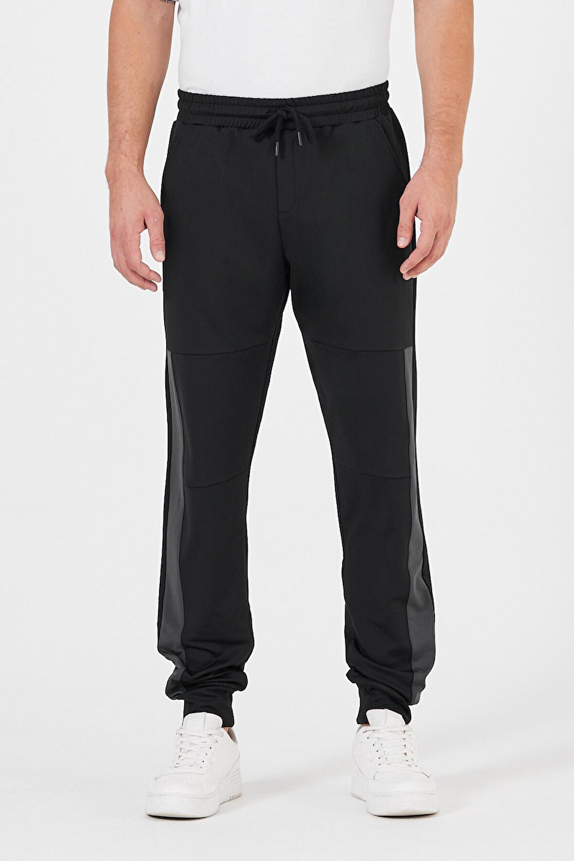 Erkek Siyah Standart Fit Normal Kesim Paça Ribanalı Cepli Rahat Jogger Eşofman Altı 