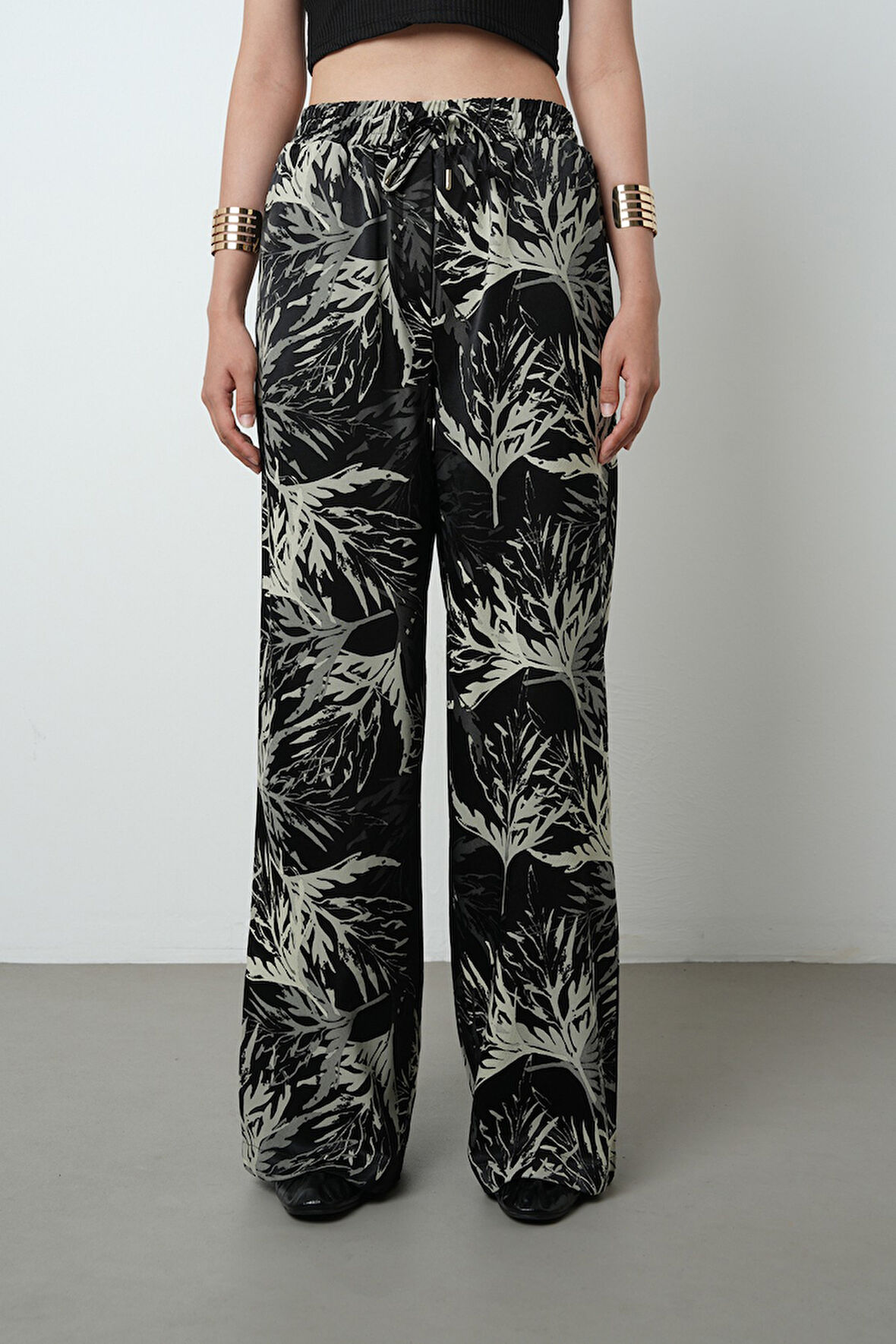 Kadın Siyah Renk Dal Desenli Bol Paça Beli Lastikli Pantolon