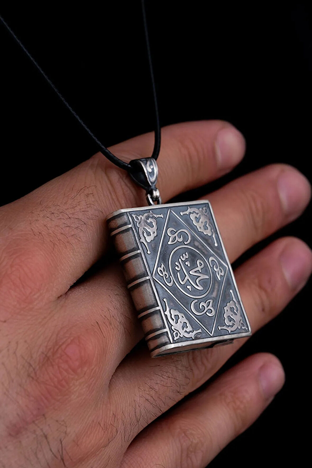 Erkek Gümüş Kolye - Büyük Boy Gümüş Allah Ve Muhammed Yazılı Kitap Model Muska Haznesi Cevşen