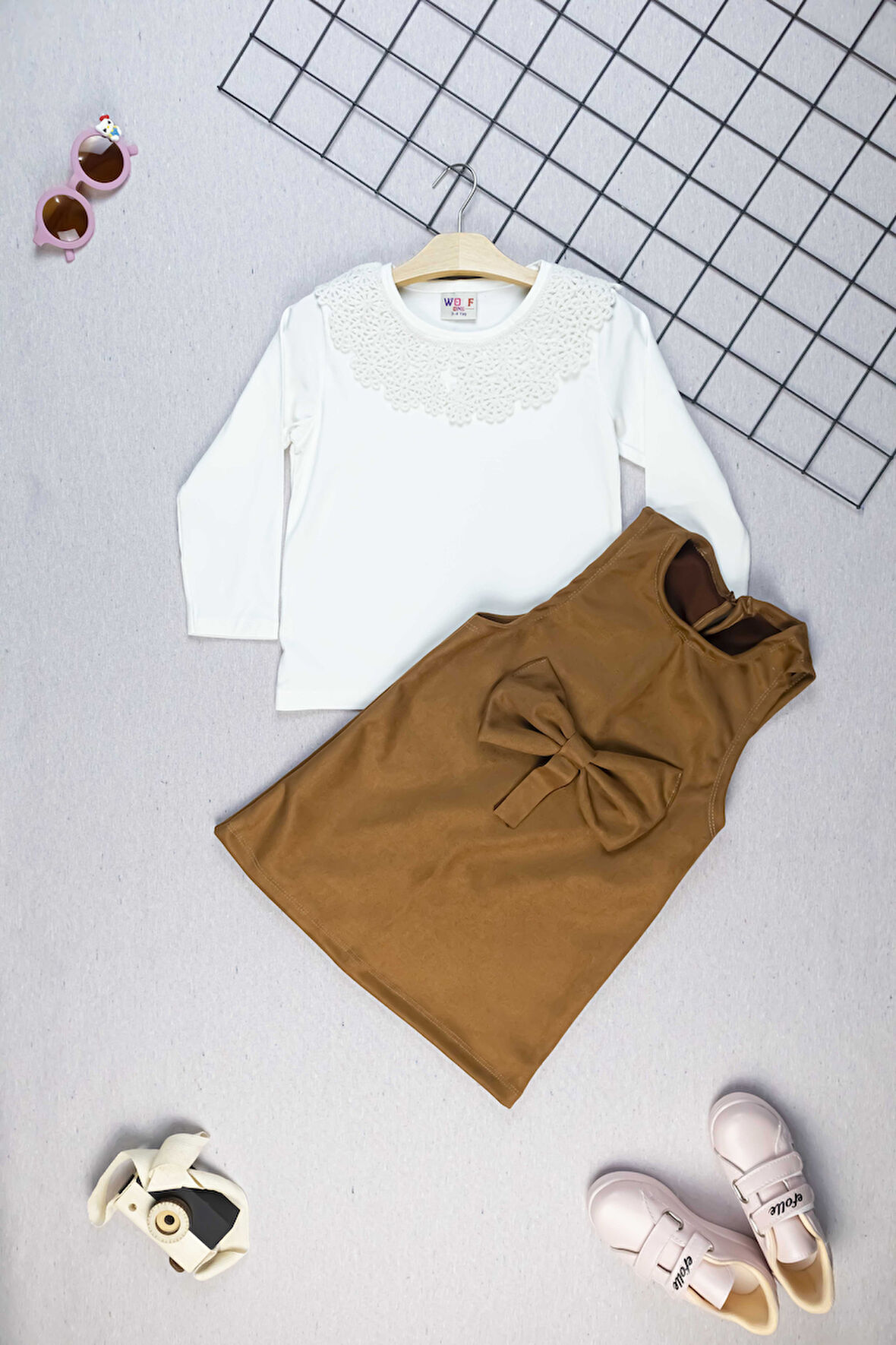 Zarif Bayramlık Kız Çocuk Takım – Dantelli Bluz & Kadife Elbise Prenseslere Özel Kız Çocuk Salopet