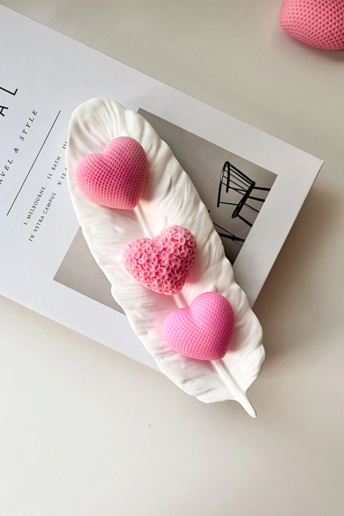 Kuştüyü Figürlü Dekoratif Tabak ve 3’lü Kalp Mum Seti