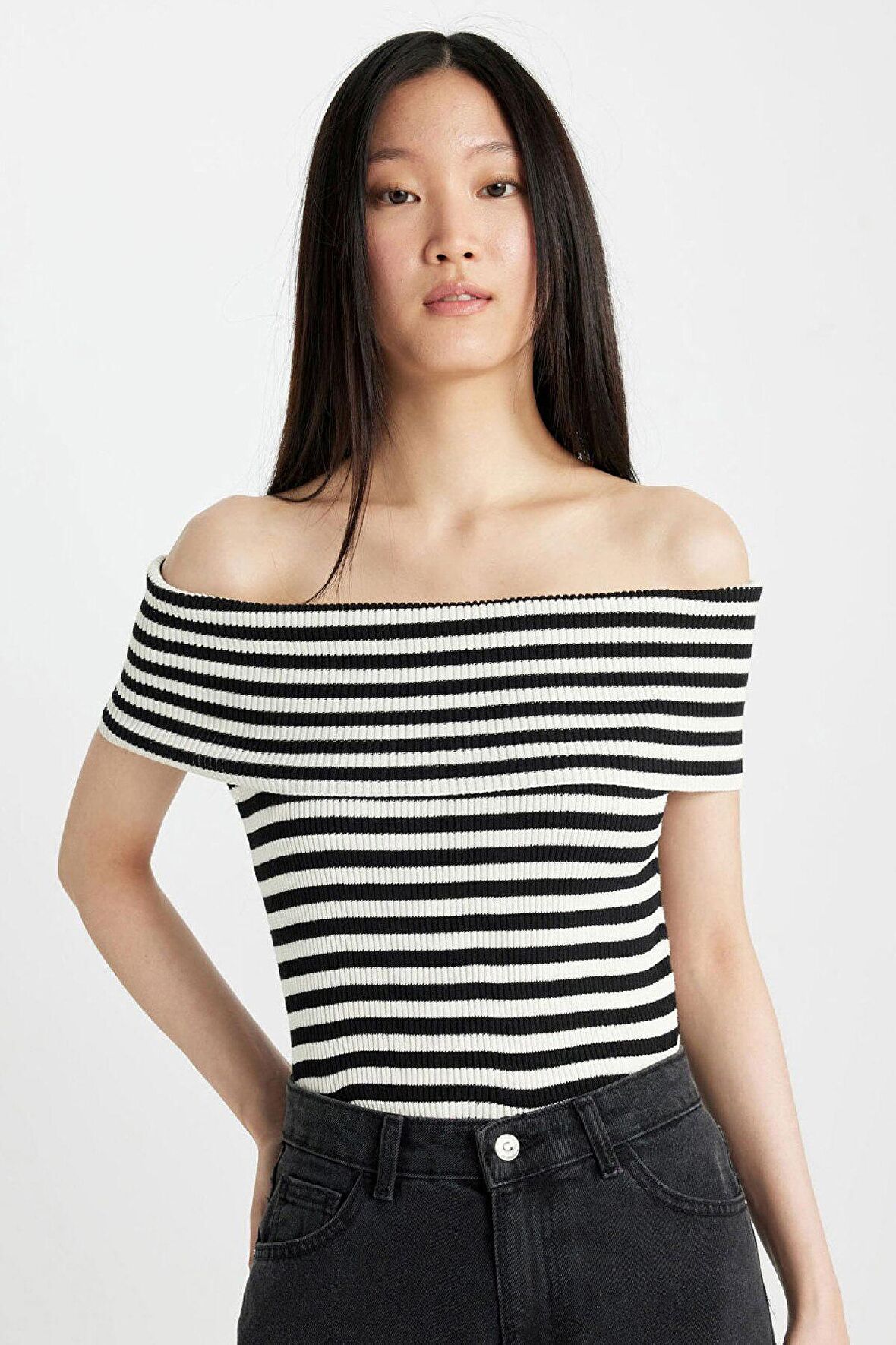 DeFacto Fitted Çizgili Açık Omuz Basic Düz Triko Bluz D2998AX24SMBK27