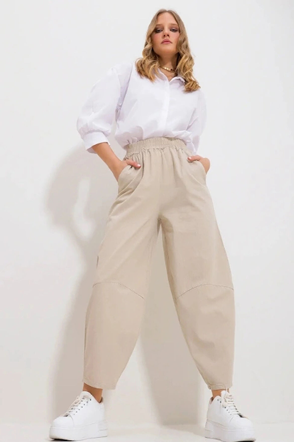 Kadın Bej Gabardin Şalvar Pantolon – Lastikli Bel, Cepli, Rahat Kesim