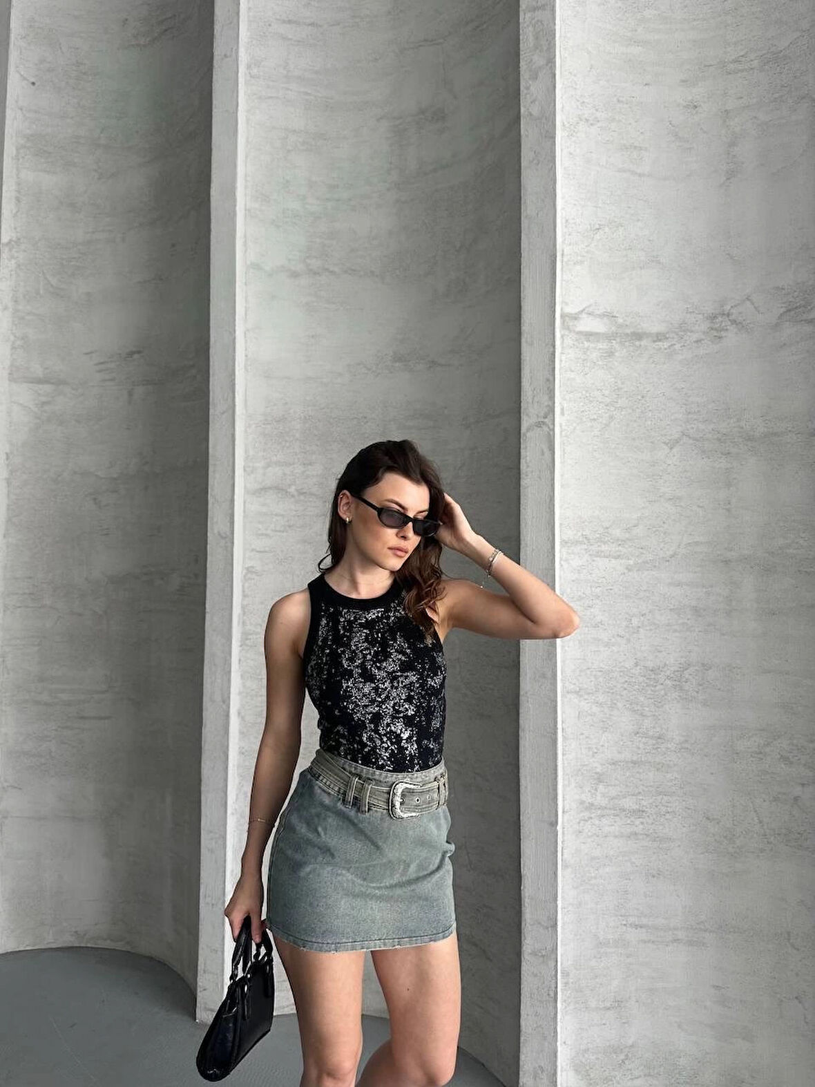 Siyah Varaklı Sıfır Yaka Sıfır Kol Slim Fit Bluz