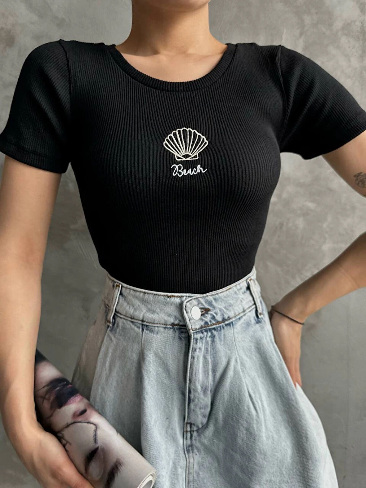 Siyah/Beyaz Beach Yazılı Nakışlı Sıfır Yaka Kısa Kollu Trend Bluz
