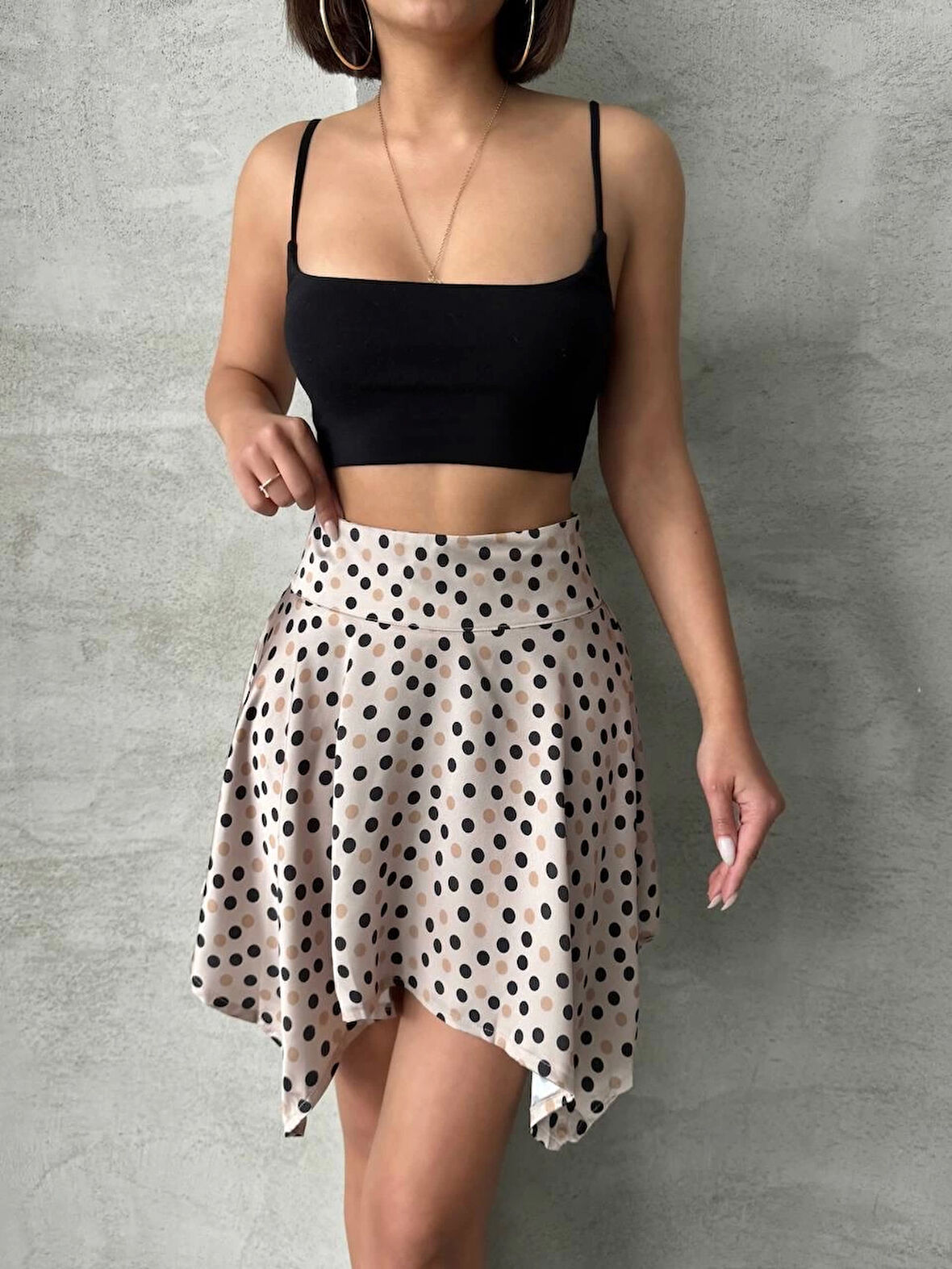 Siyah/Bej Puantiye Desen Şık Modern Asimetrik Kesim Diz Üstü Mini Etek