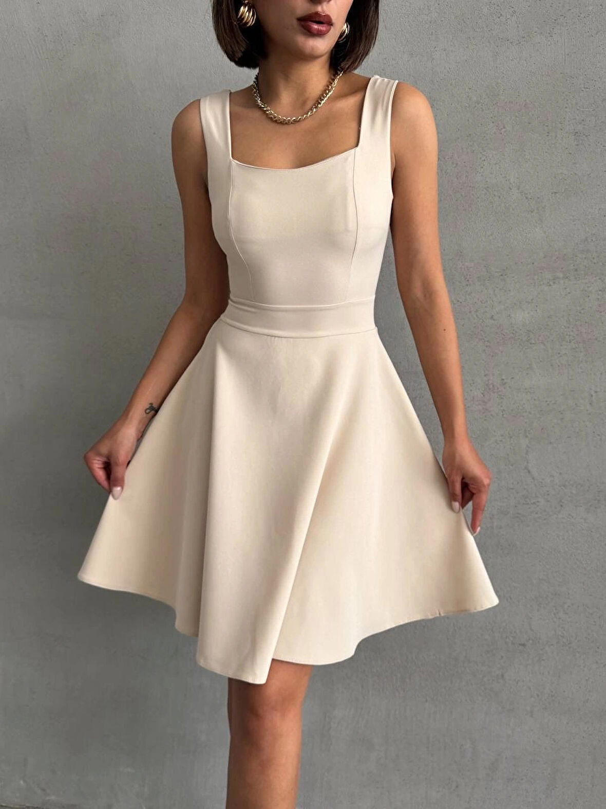 Kadın Bej Kare Yaka Kalın Askılı Kısa Elbise s251188