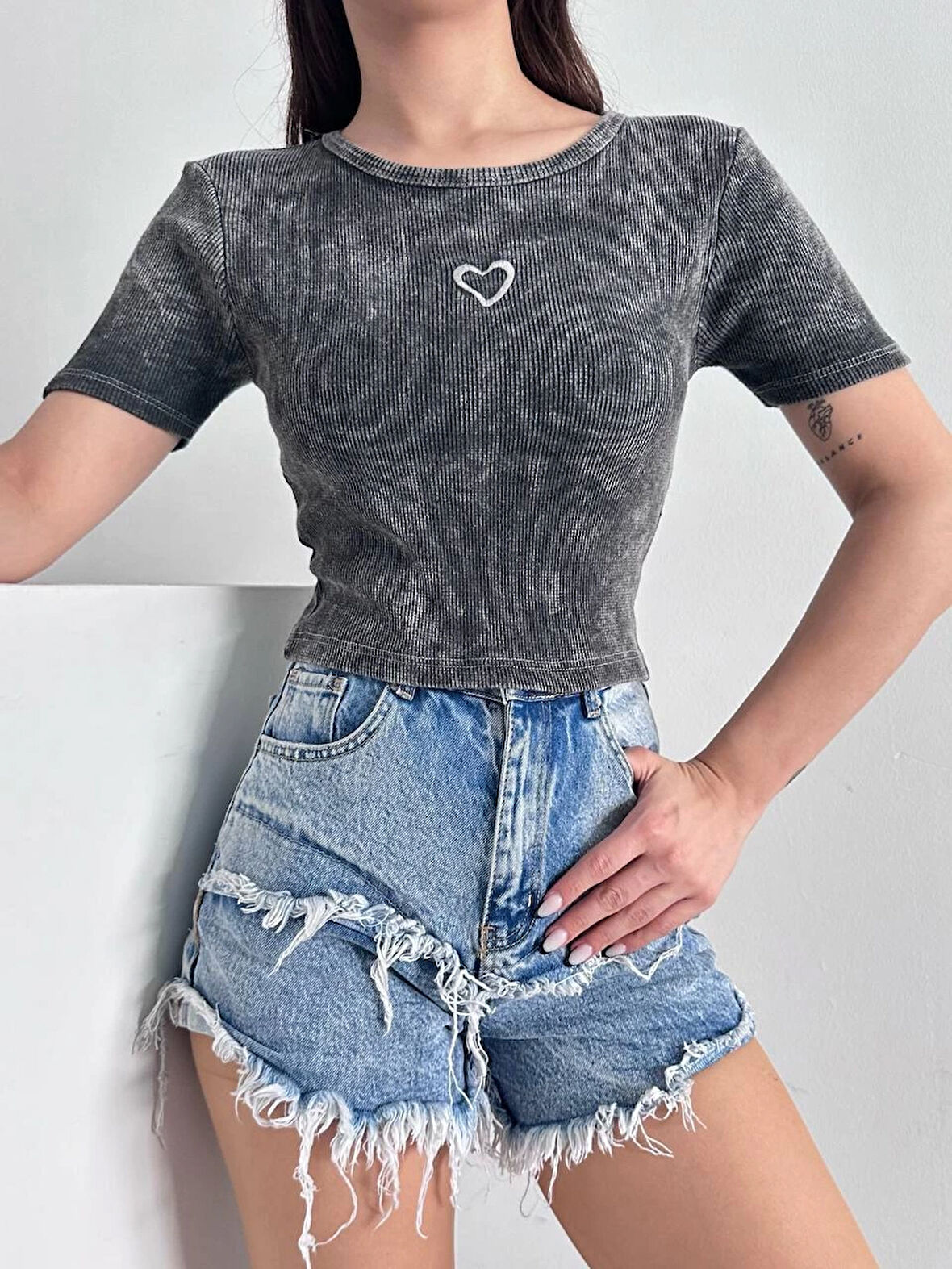 Kalp Nakış Detaylı Gri Asit Yıkamalı Slim Fit Kısa Bluz