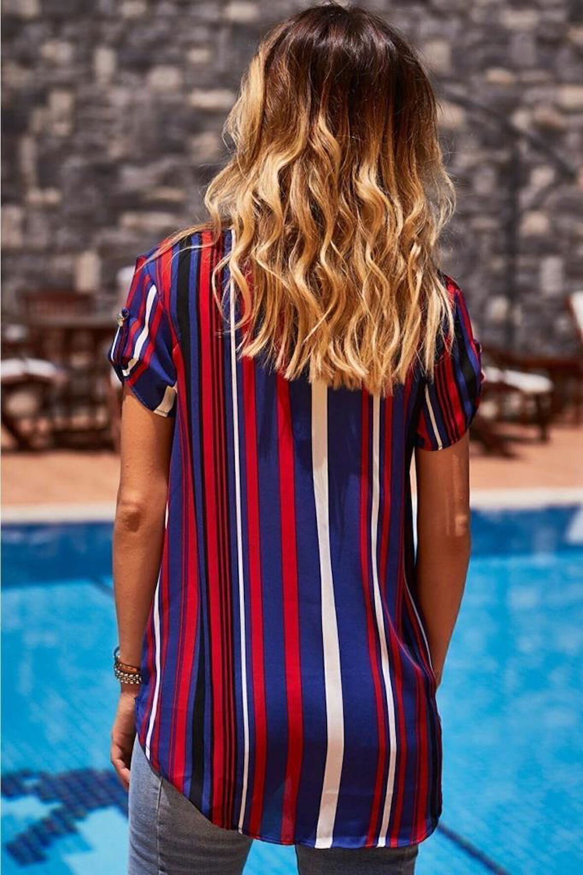 Kadın Yakası Yırtmaçlı Bağcıklı Viskon Kırmızı Mavi Beyaz Çizgili Kısa Kollu Bluz T 4012-1340120
