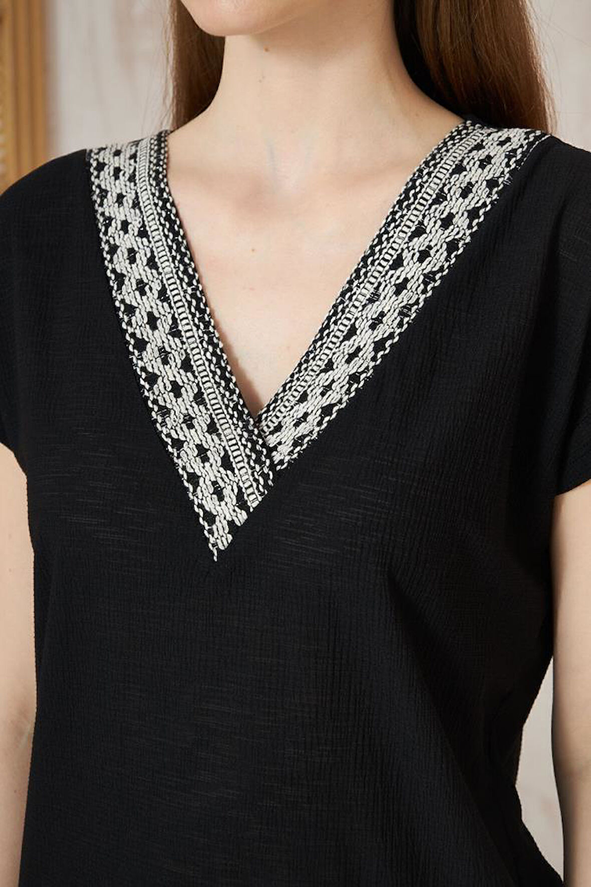 Kadın Siyah Beyaz İşlemeli İnce Terletmeyen Özel Kumaş Kısa Kollu Yazlık Bluz 3379150