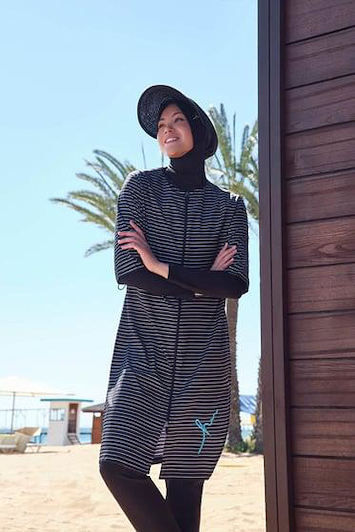 Haşema 2834 Siyah Lilya Beyaz Çizgili Mavi Nakış Detaylı Siyah Jileli 4 Parça Tesettür Mayo Takımı