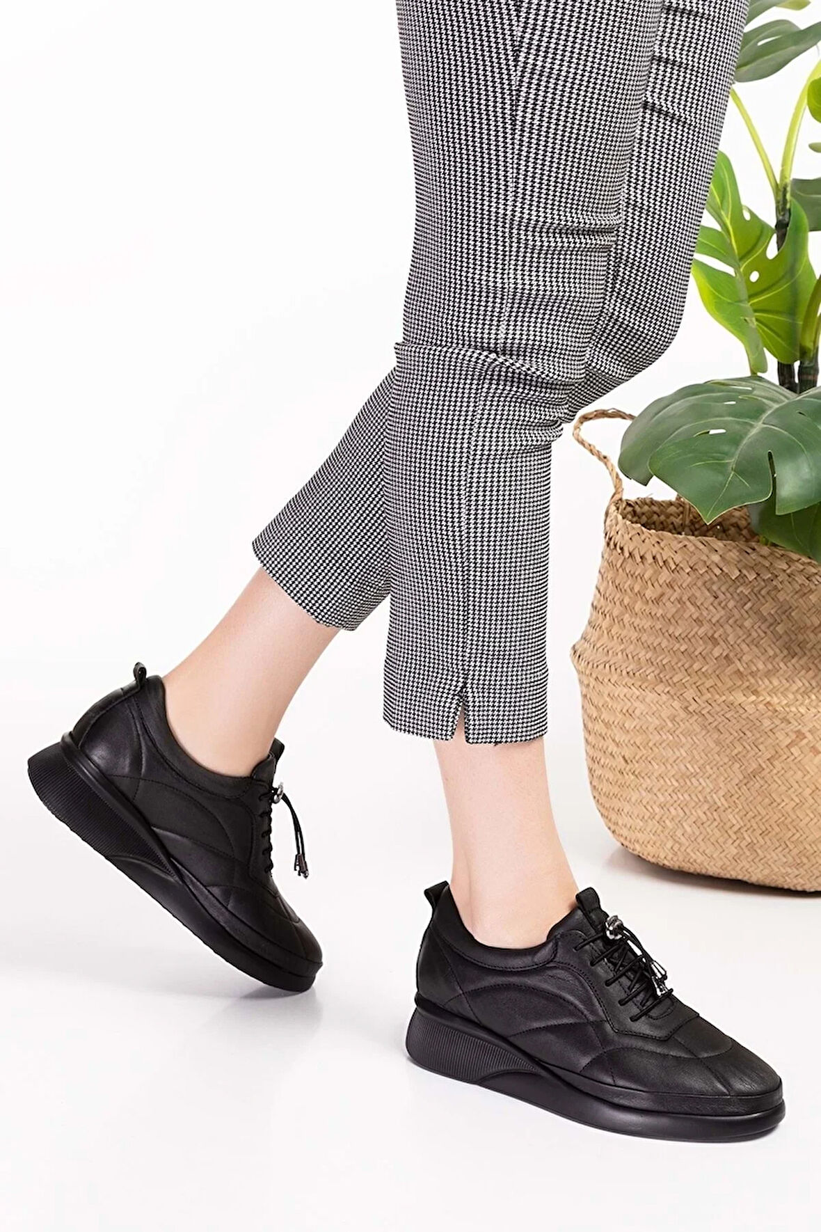 Beyaz İçi Dışı Hakiki Deri Poli Hafif Taban Lastik Bağcıklı Günlük Comfort Kadın Ayakkabı SİYAH