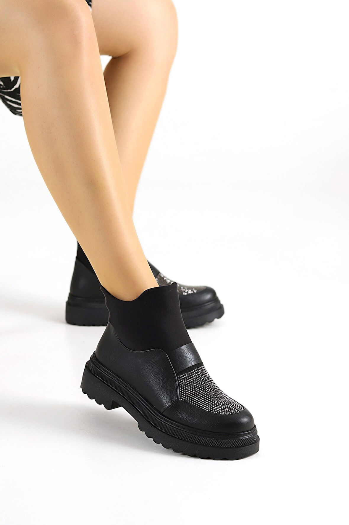 Beyaz (Prego) Poli Hafif Taban Taş Detaylı Fermuarlı Günlük Kadın Bot SİYAH