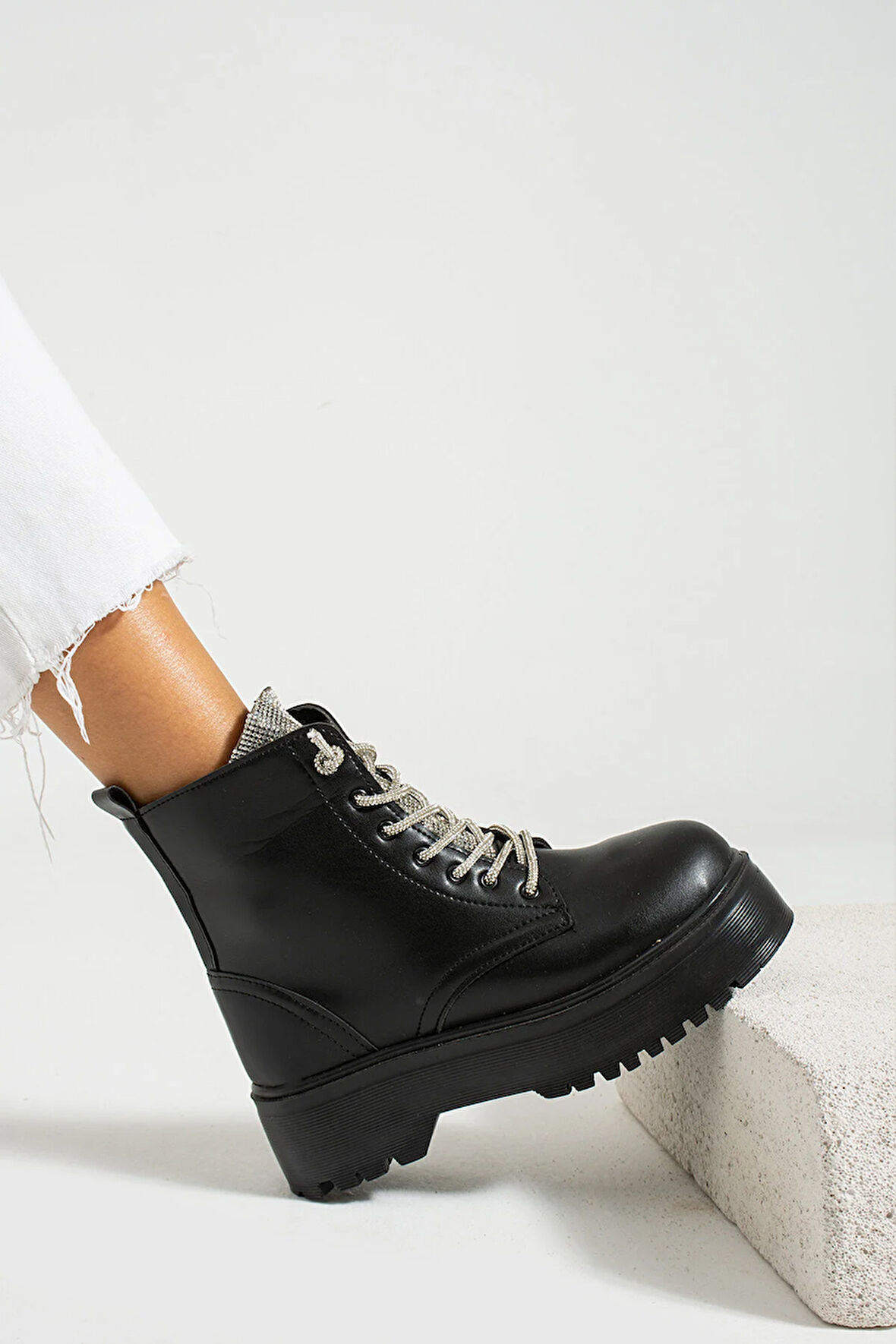 Beyaz (Soldey) Poli Hafif Taban Taş Detaylı Fermuarlı SİYAH