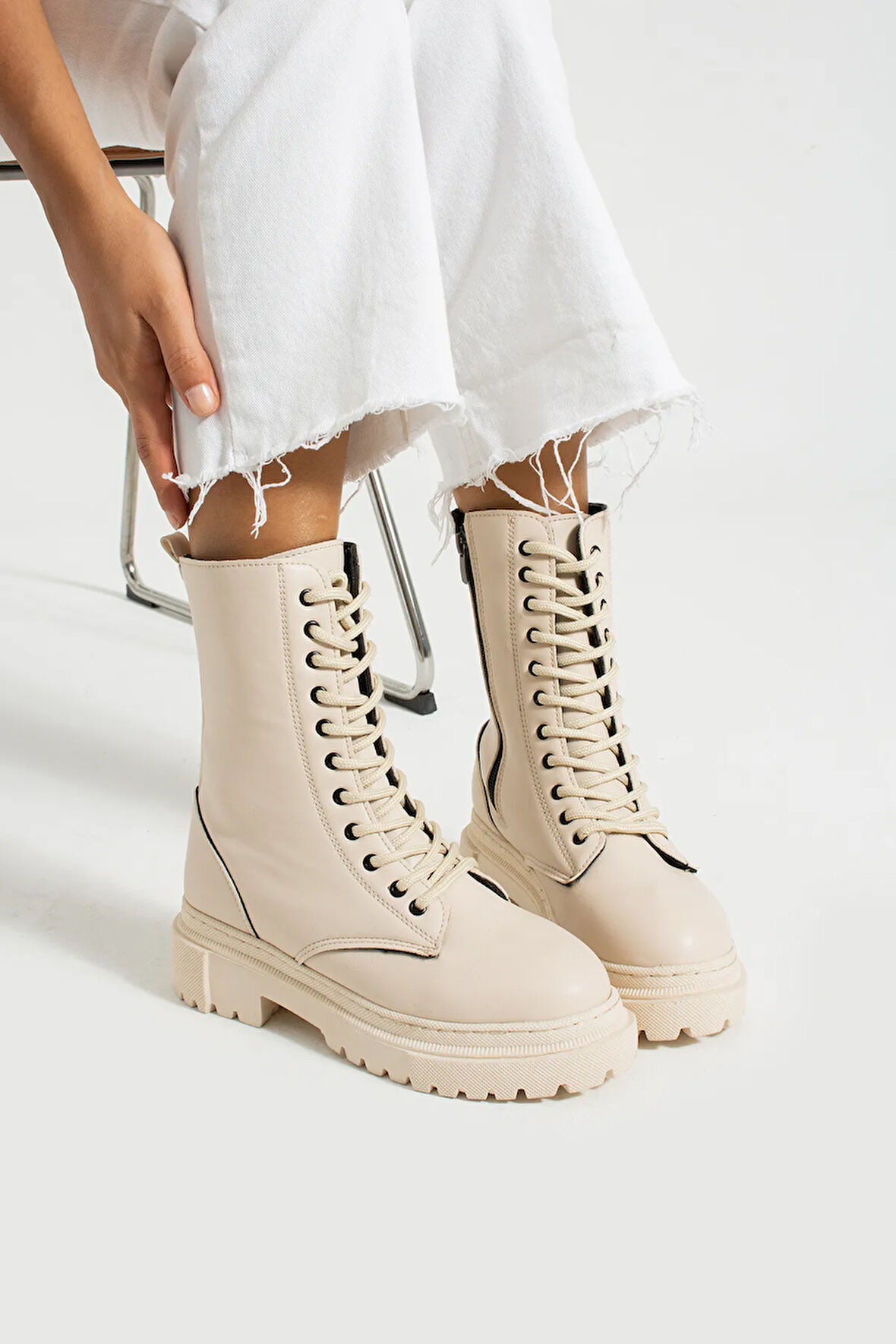 Beyaz (Soldey) Poli Hafif Taban Bağcıklı Fermuarlı Kadın Postal Bot BEJ