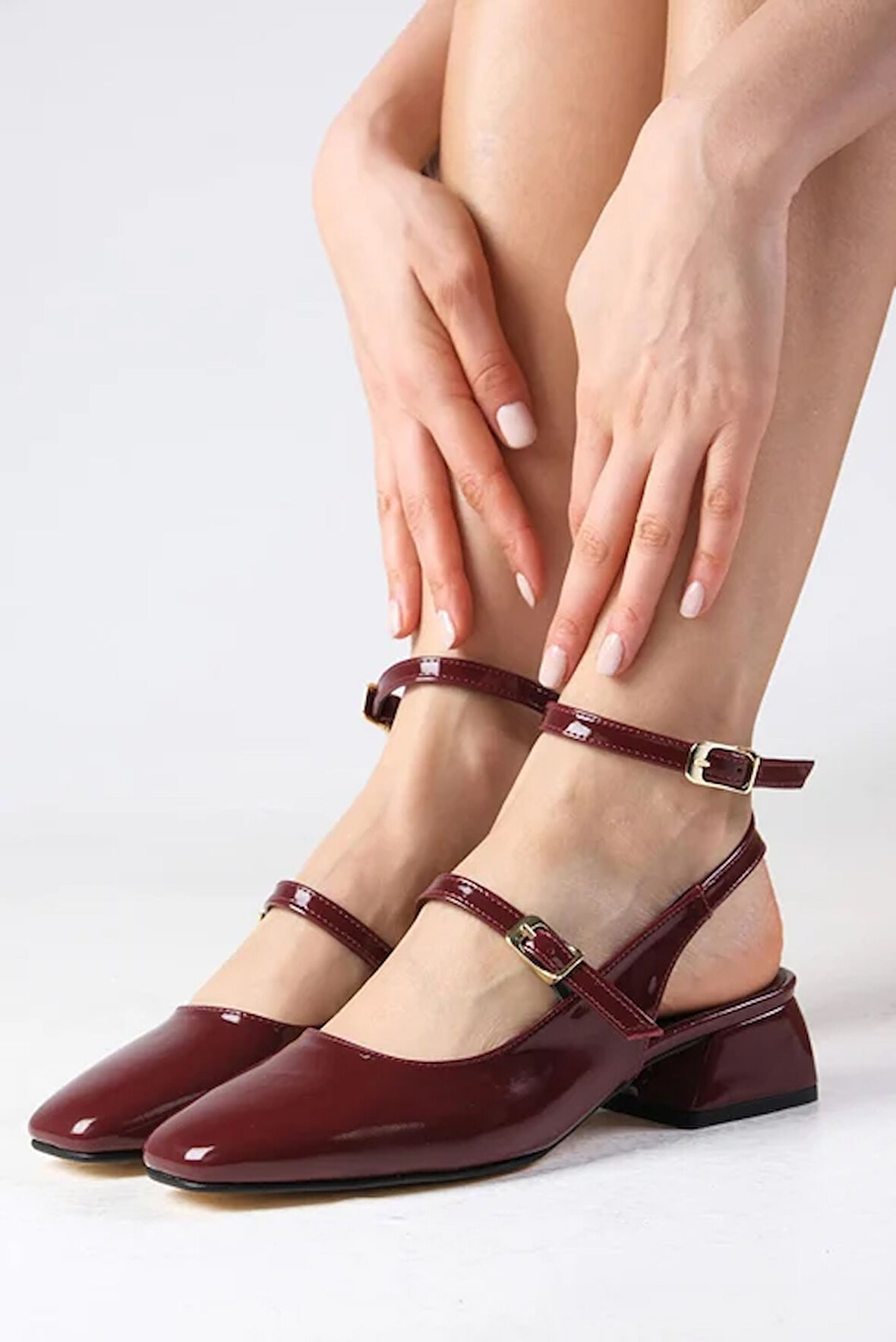 Beyaz (Pine Cone) Kapalı Küt Burun Topuklu Kadın Ayakkabı BORDO