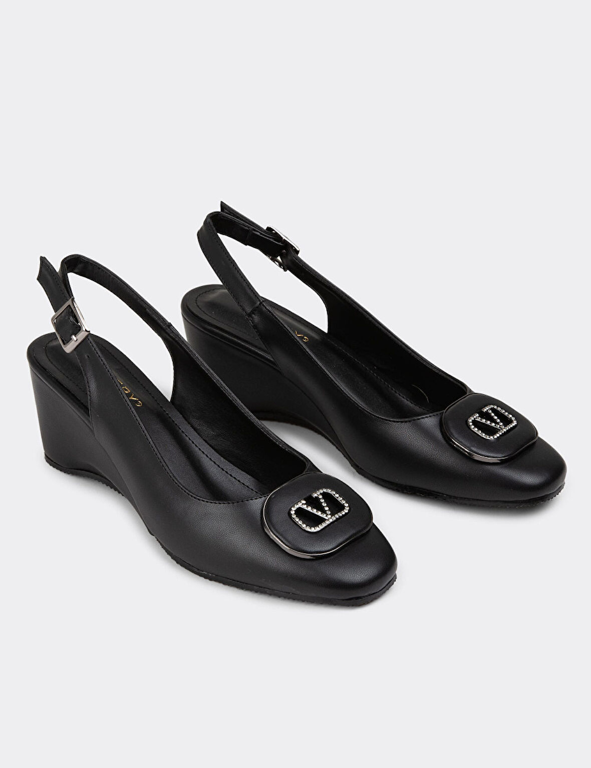 Beyaz (Park Moda) Feta Ökçe Burnu Kapalı V toka Detaylı Günlük Kadın Ayakkabı SİYAH