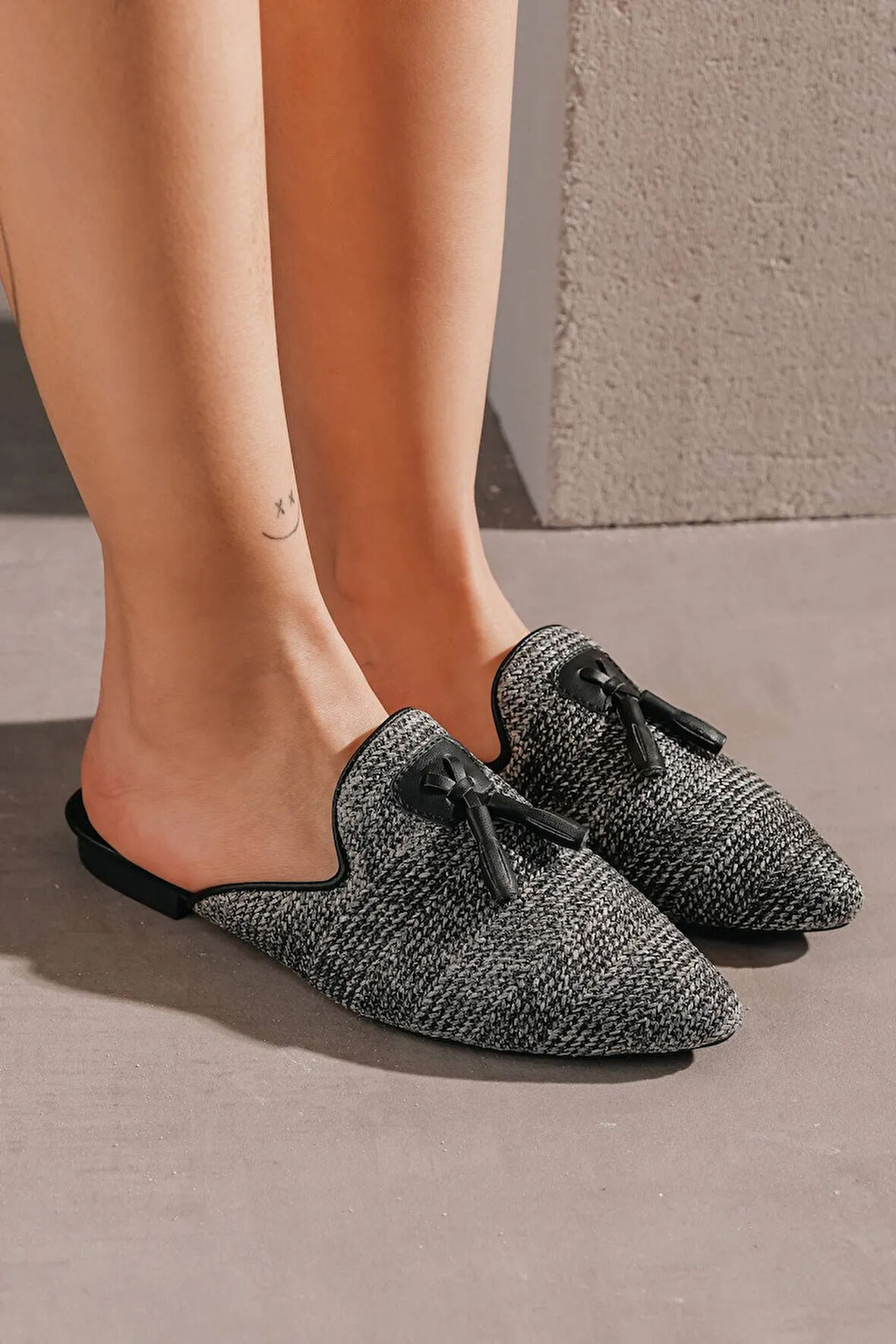 Beyaz (Park Moda) Burnu Kapalı Günlük Hasır Terlik SİYAH