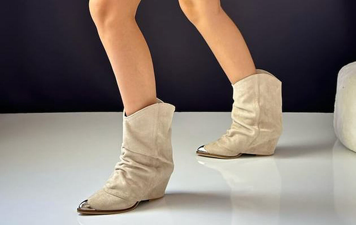 Beyaz (London) Önü Demir Detaylı Katlamalı Nubuk Kadın Kovboy Çizme BEJ