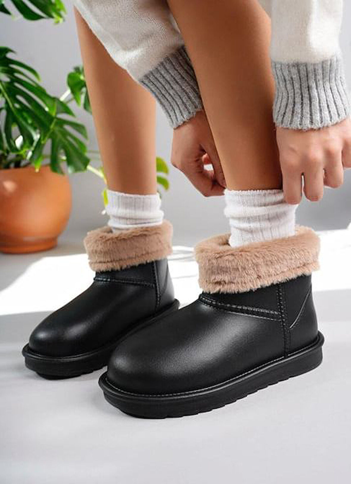 Beyaz İçi Kürk Detaylı Eva 2 cm Topuklu Faylon Kadın Yağmur Botu SİYAH