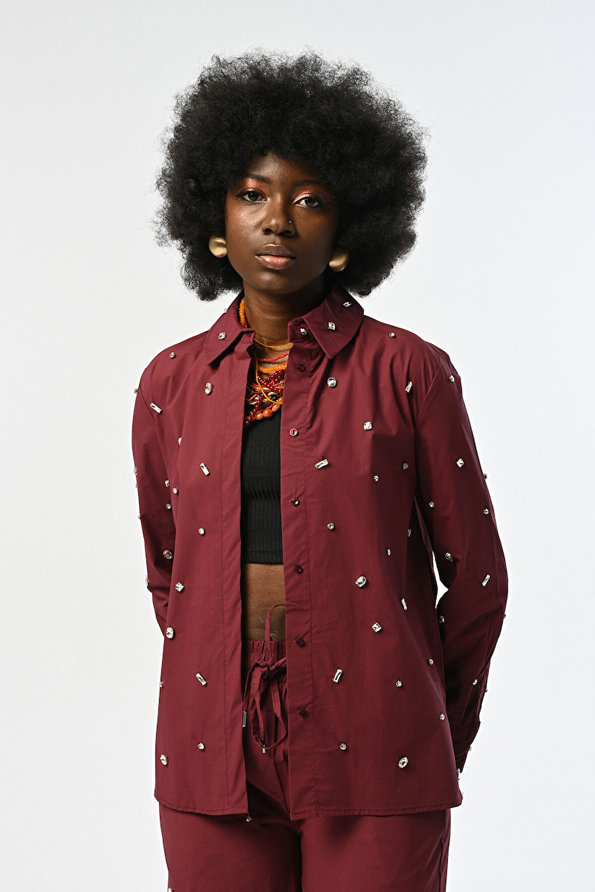 KADIN ÖNÜ VE KOLLARI TAŞLI PAMUKLU BORDO RENK GÖMLEK