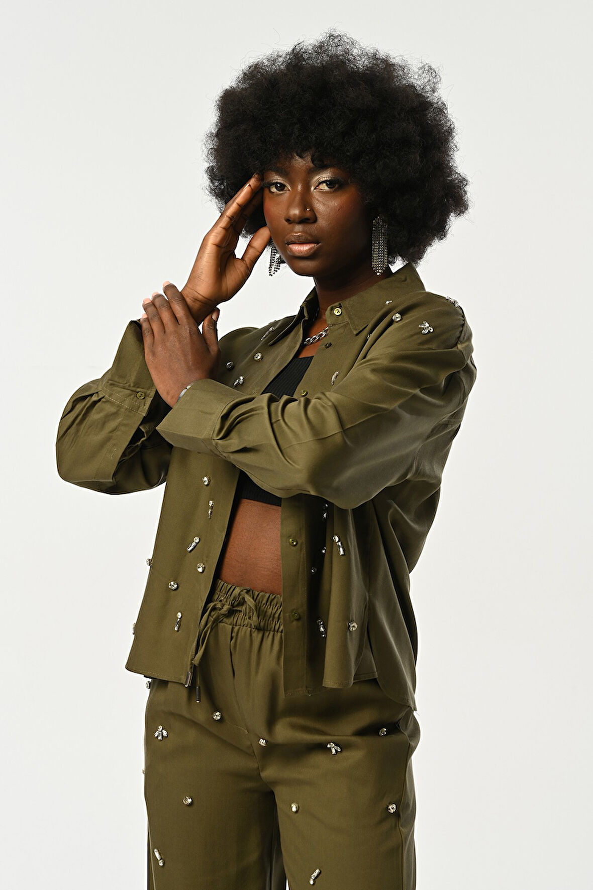 KADIN ÖNÜ TAŞ İŞLEMELİ HAKİ RENK GÖMLEK