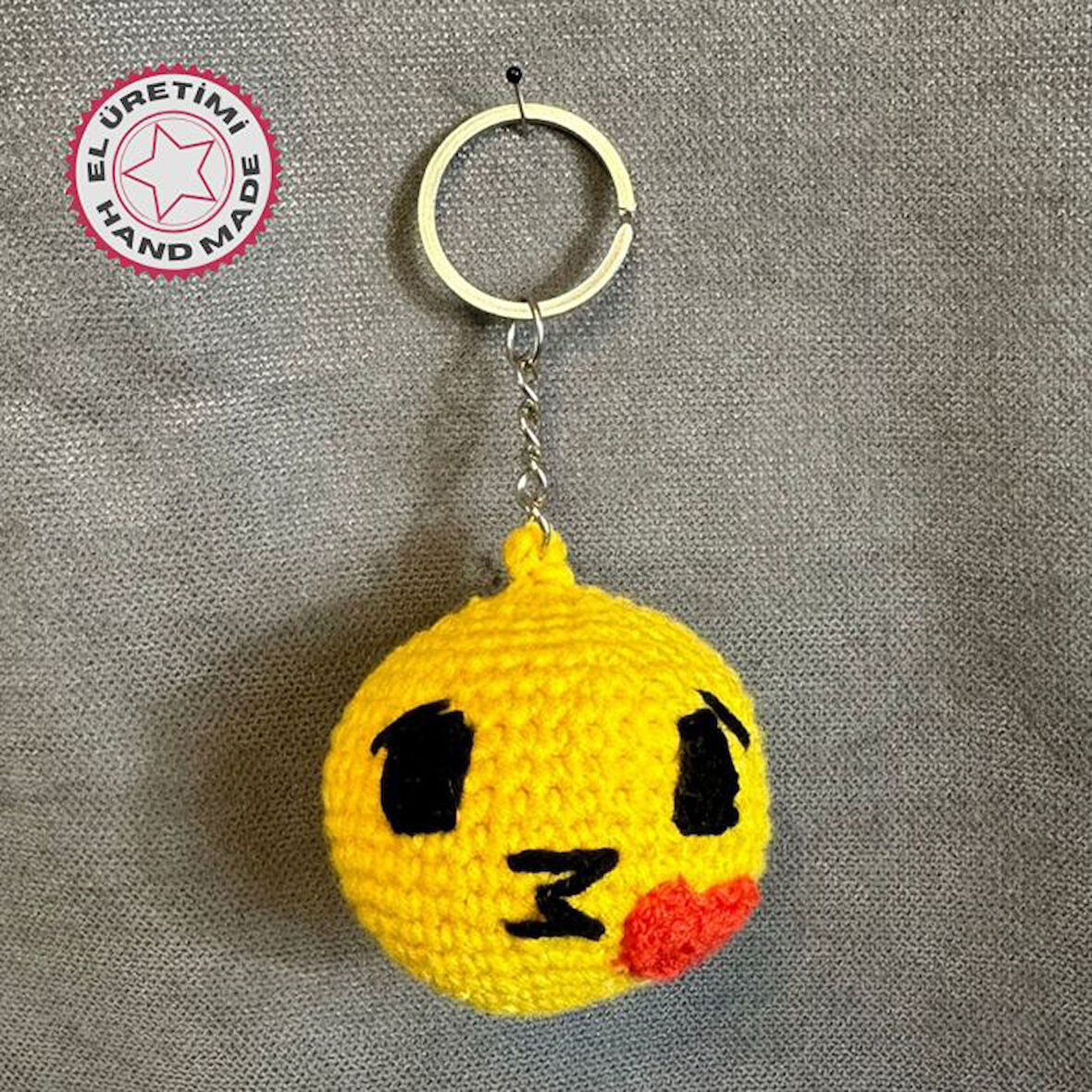Uretti - Tuğba 9352 8837 El Yapımı Örgü Öpücük Atan Emoji Model Anahtarlık