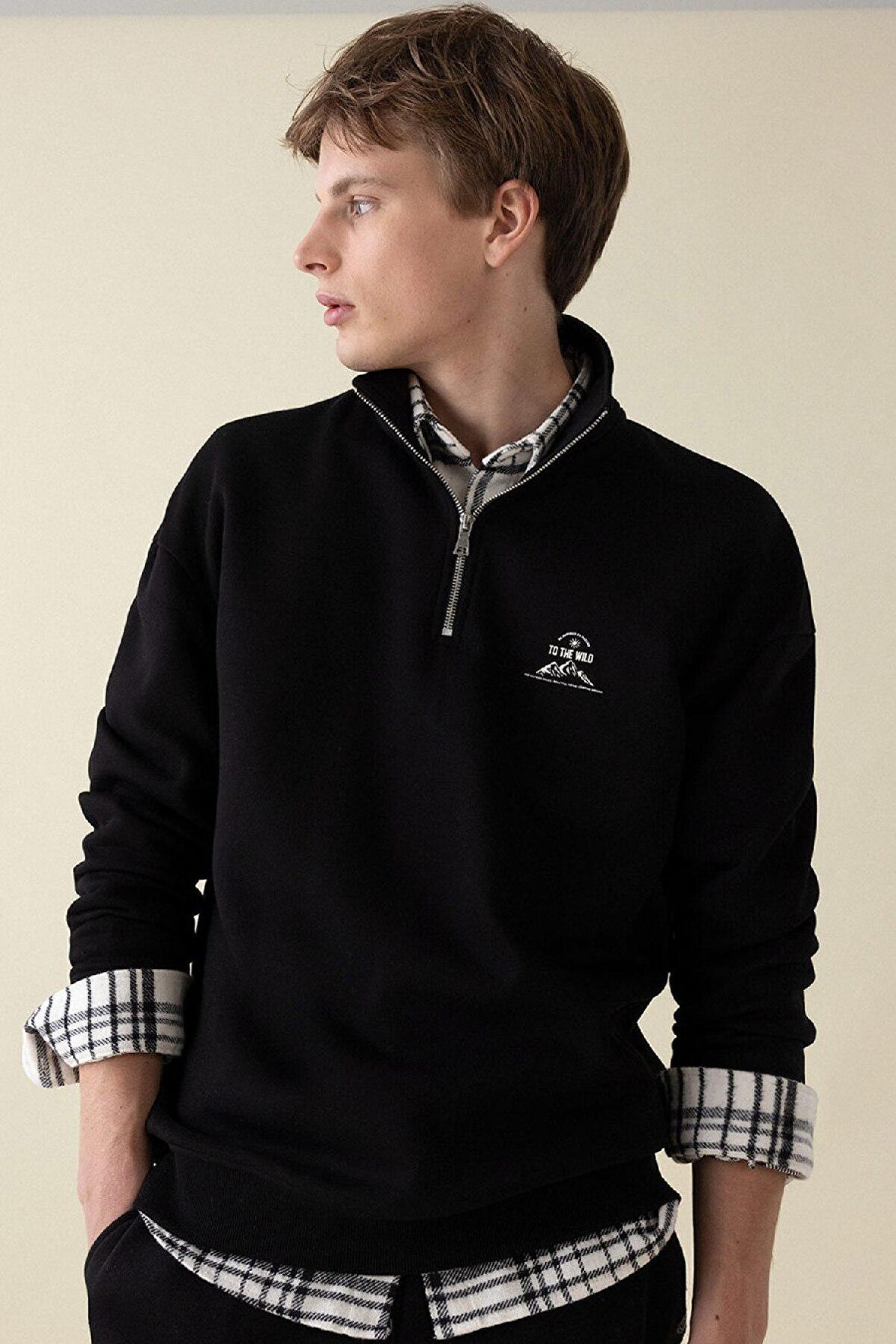 DeFacto Comfort Regular Fit Rahat Kalıp Fermuarlı Dik Yaka Baskılı Sweatshirt C6132AX24AUBK81