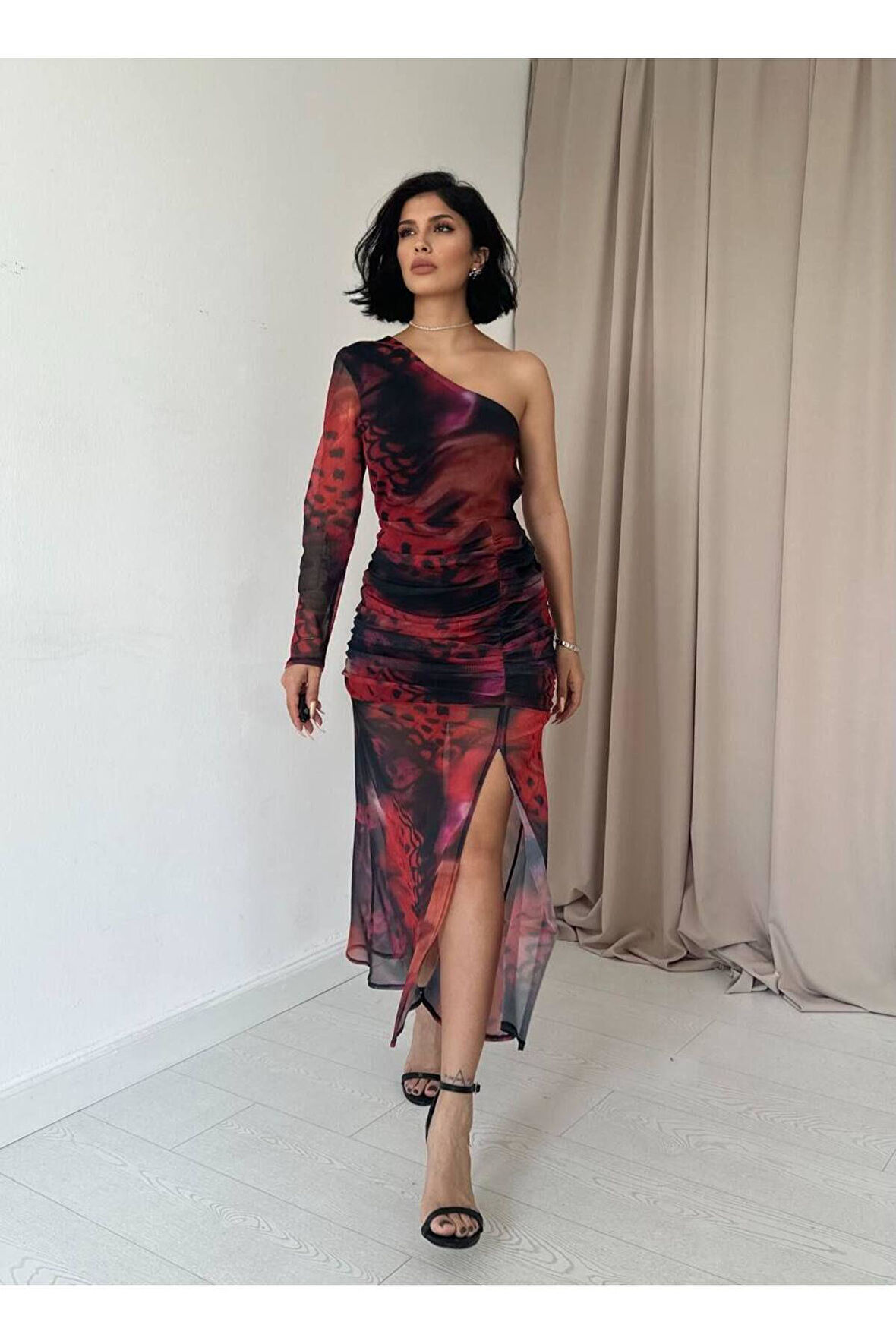 Tek omuzlu yırtmaç detaylı şifon bordo elbise