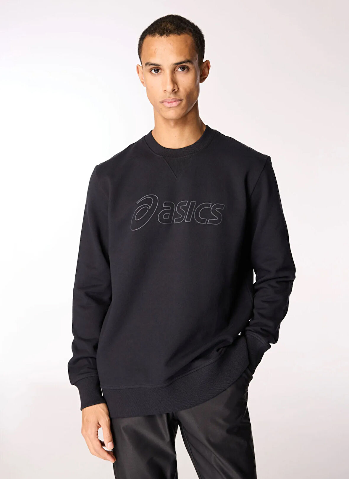 2031E192-002 ASICS SWEATSHIRT Siyah Erkek Yuvarlak Yaka Normal Kalıp Baskılı Sweatshirt