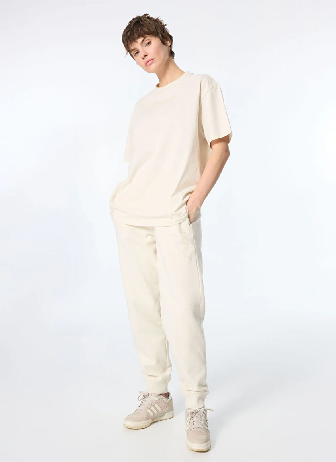 Asics 2032C844-200 ASICS LOGO SWEATPANT Bej Lastikli Bel Normal Düz Kadın Eşofman Altı