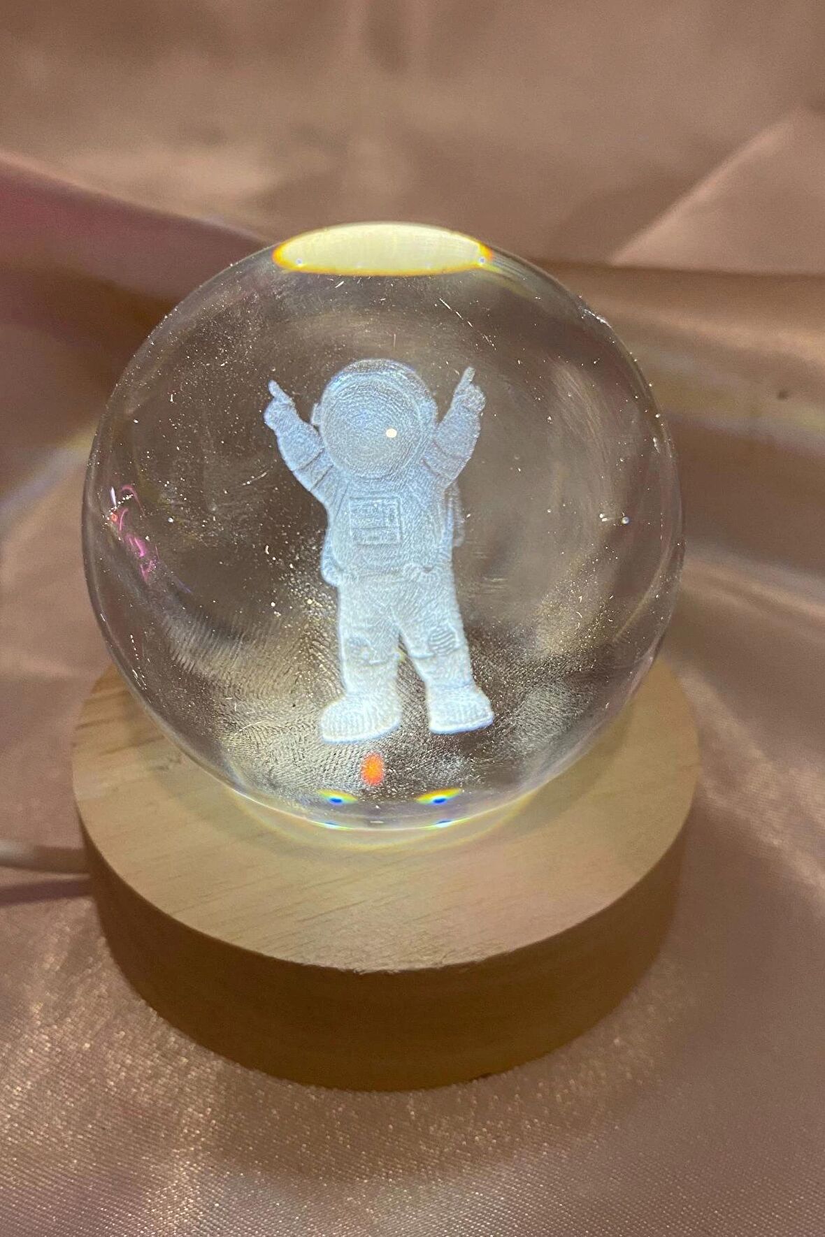 3D Led Işık Cam Küre Tek Renk Günışığı Ahşap Astronot  7 cm
